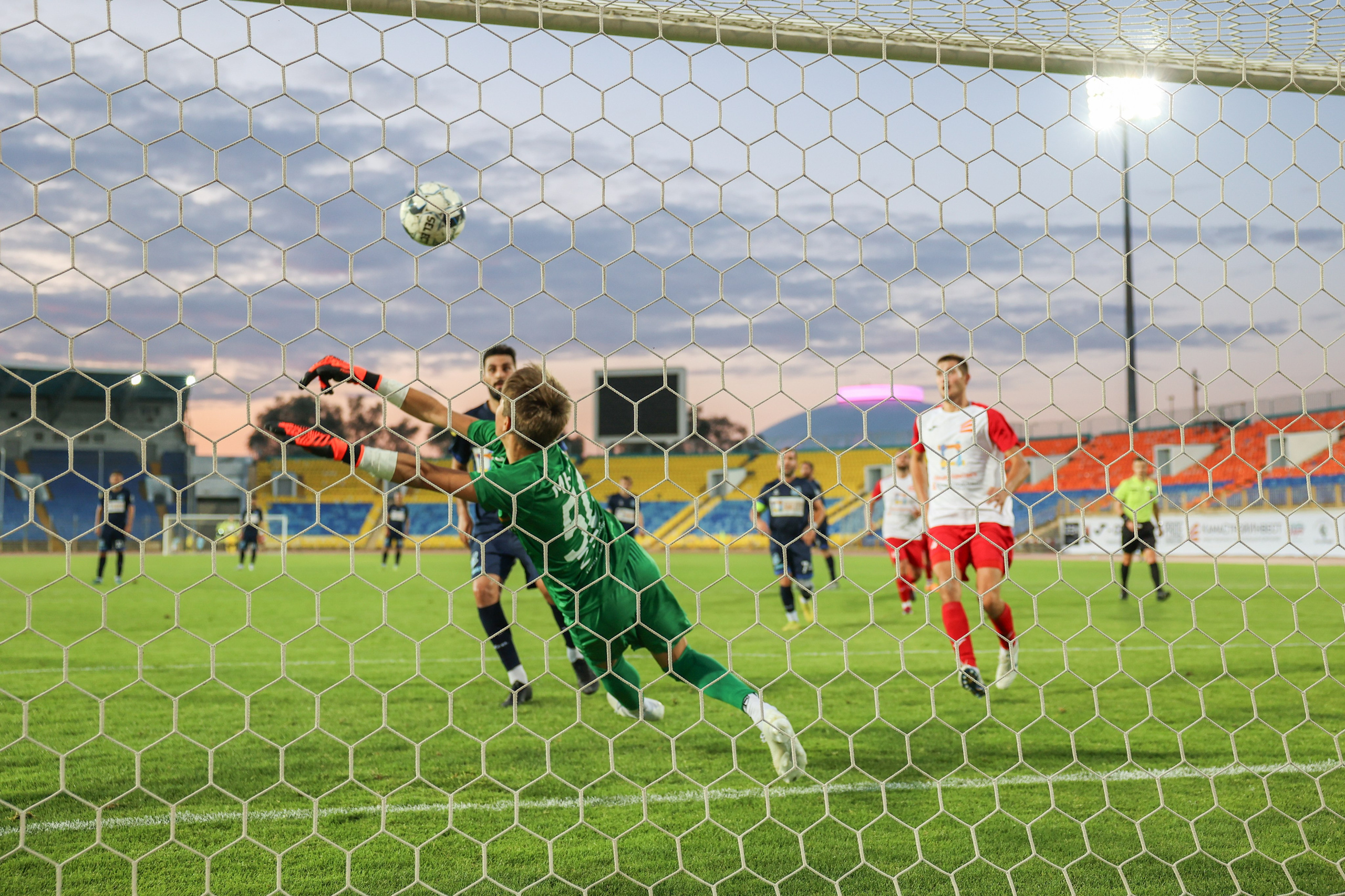 Благотворительный футбольный матч Друзья Бурмистрова vs ФК Fight Nights. Спортивный репортажный фотограф Казань Нафис Сиразетдинов