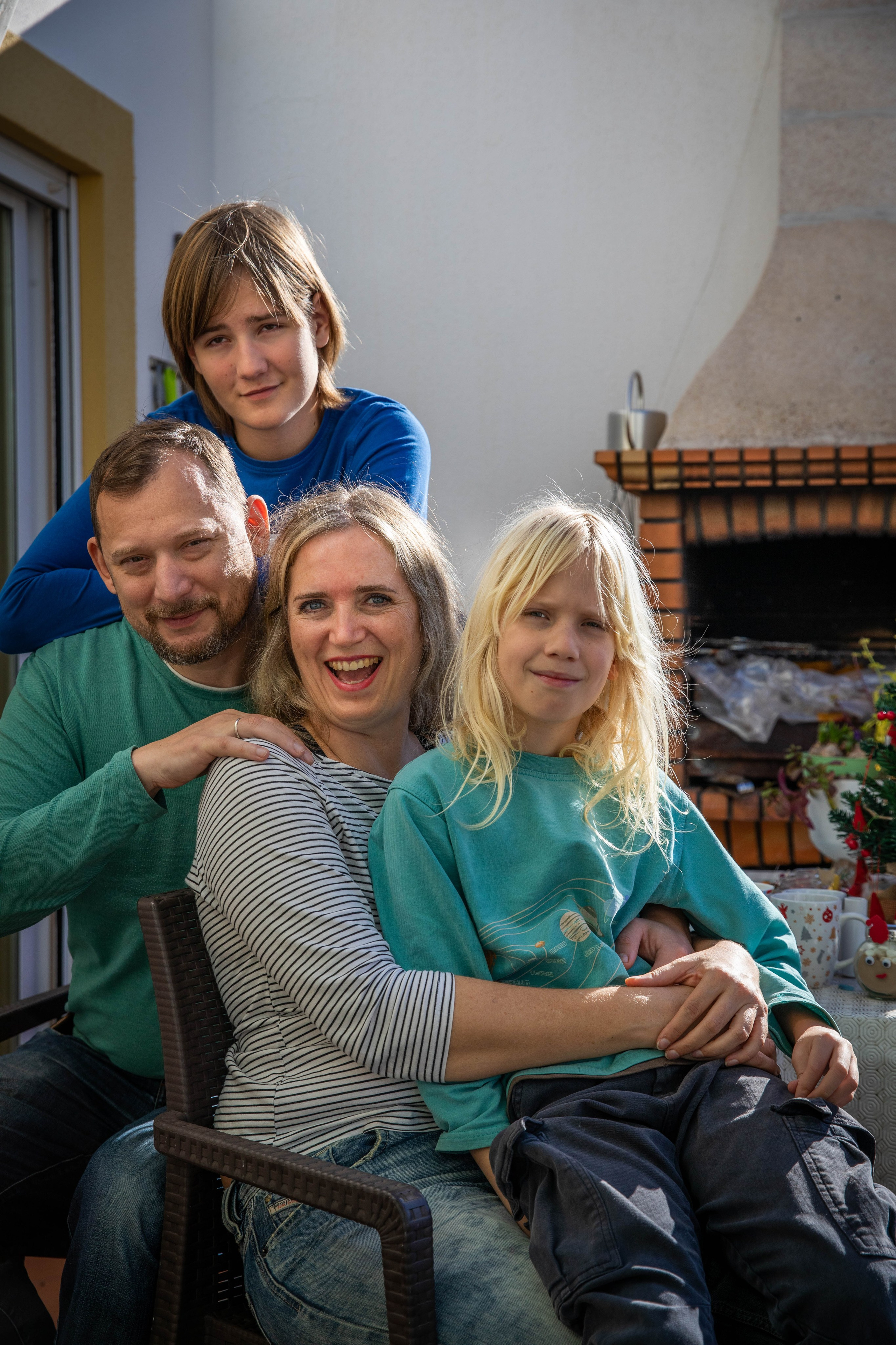 Family photo shoot at home. Professional family, children, fashion, event and wedding photographer in Portugal