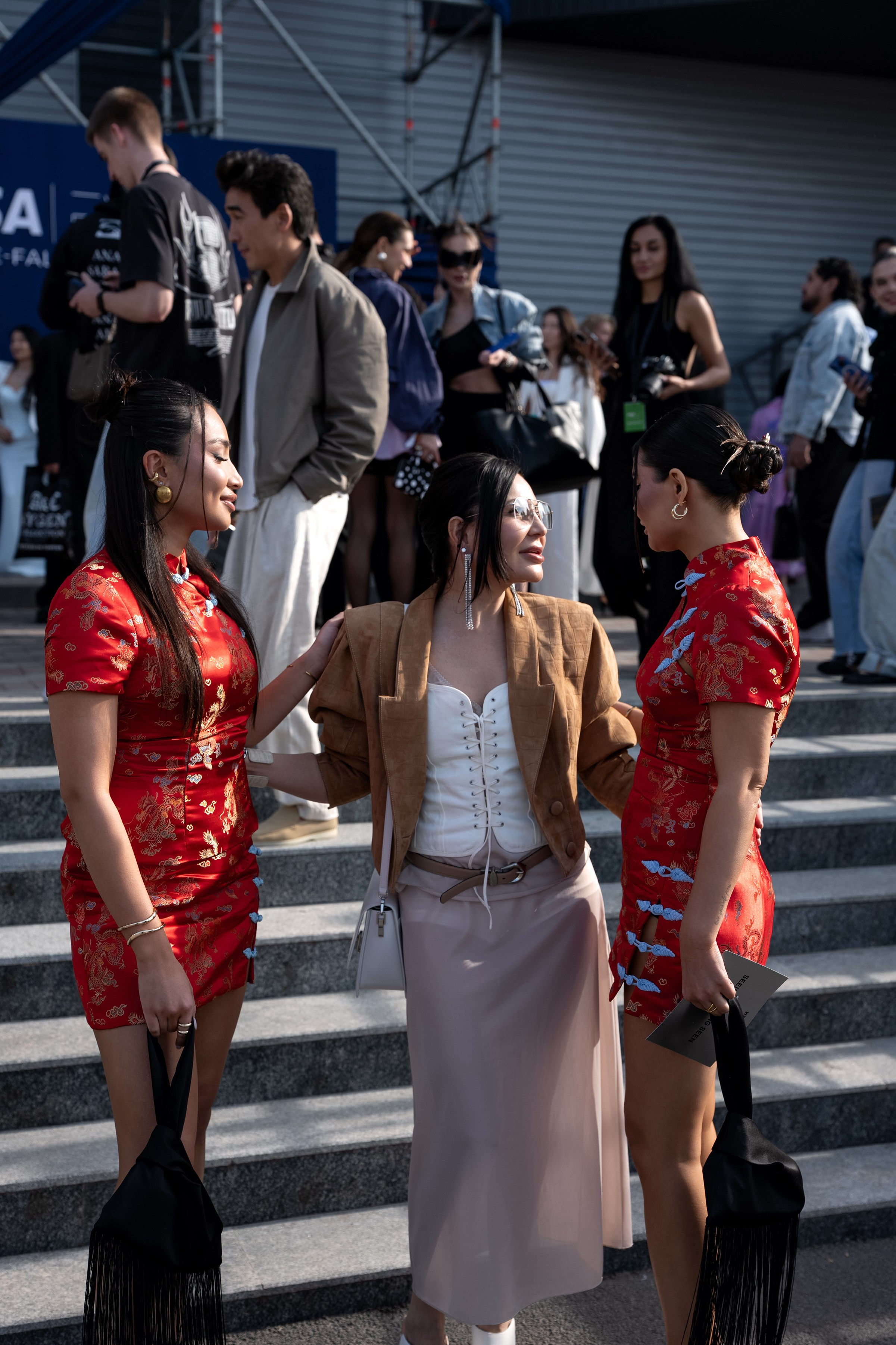 Visa Fashion Week Almaty Pre-Fall 2026 April StreetStyle Day 1. Сайт Алматинского НЮ АРТ, будуар и фэшн фотографа Дениса Карпенко