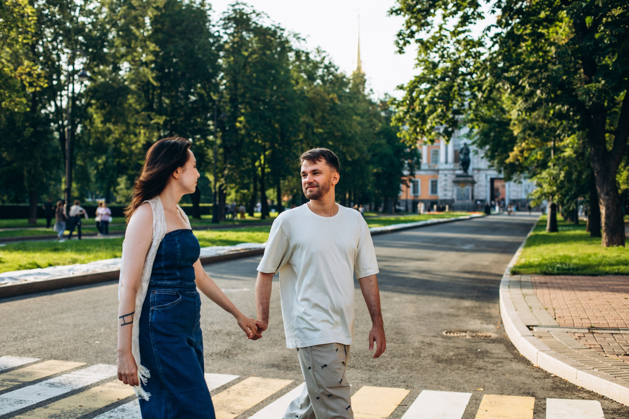 Валерия с супругом в июле. Фотопрогулка в Петербурге. Индивидуальный и семейный фотограф в Санкт-Петербурге