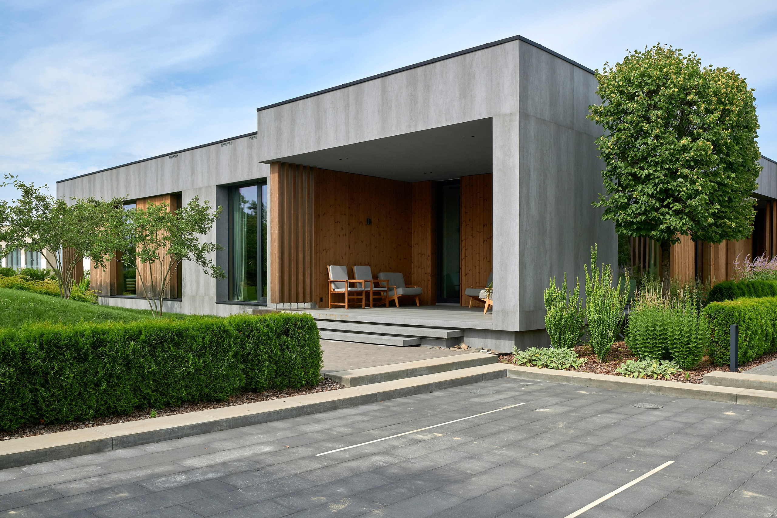 Ландшафтный и интерьерный фотограф Наталья Соловьева. Фотосъемка озеленения территории в КП Репинская Усадьба-4 для ландшафтной студии Аквилегия | interioto