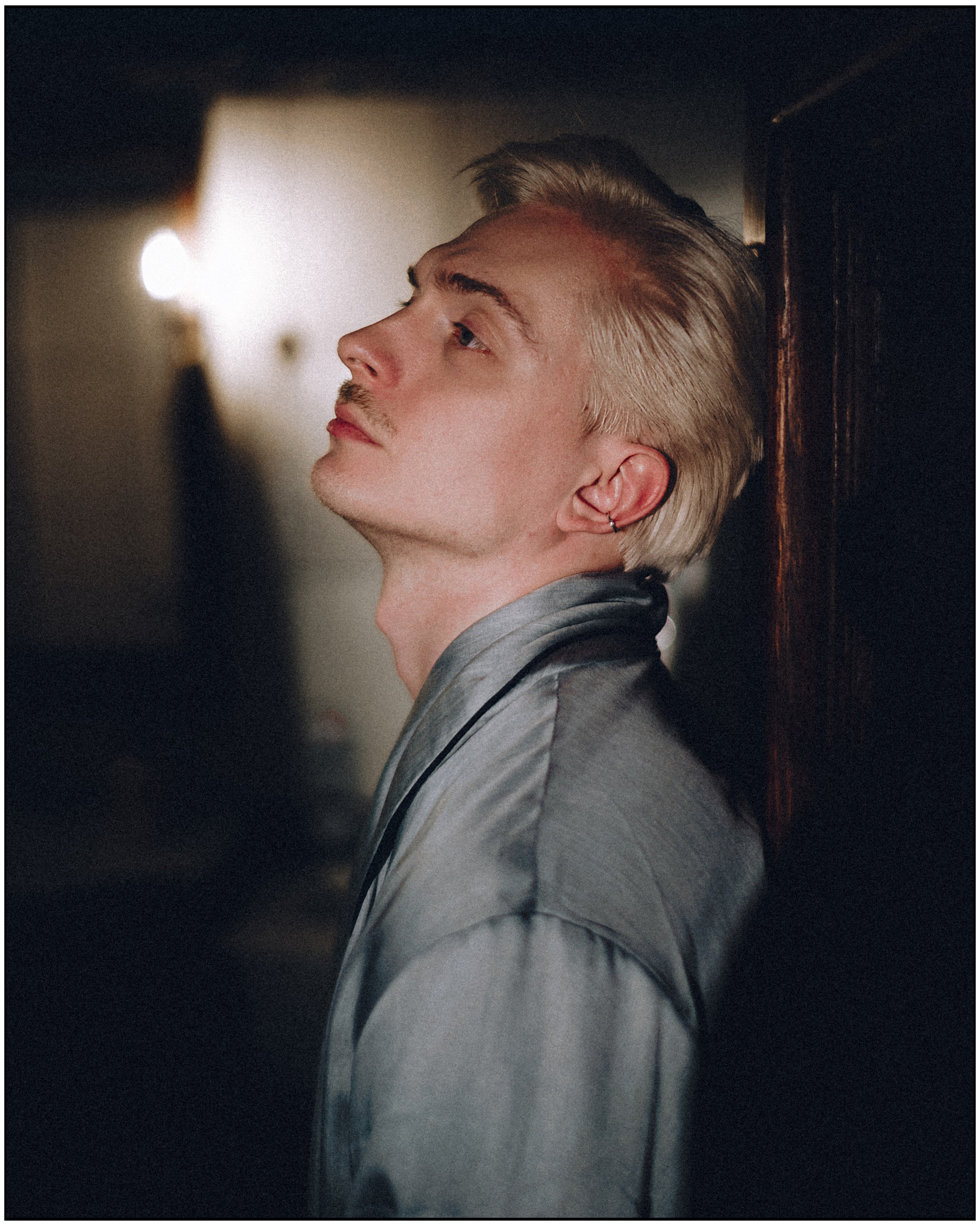 Портретная фотосессия мужчины в квартире в москве