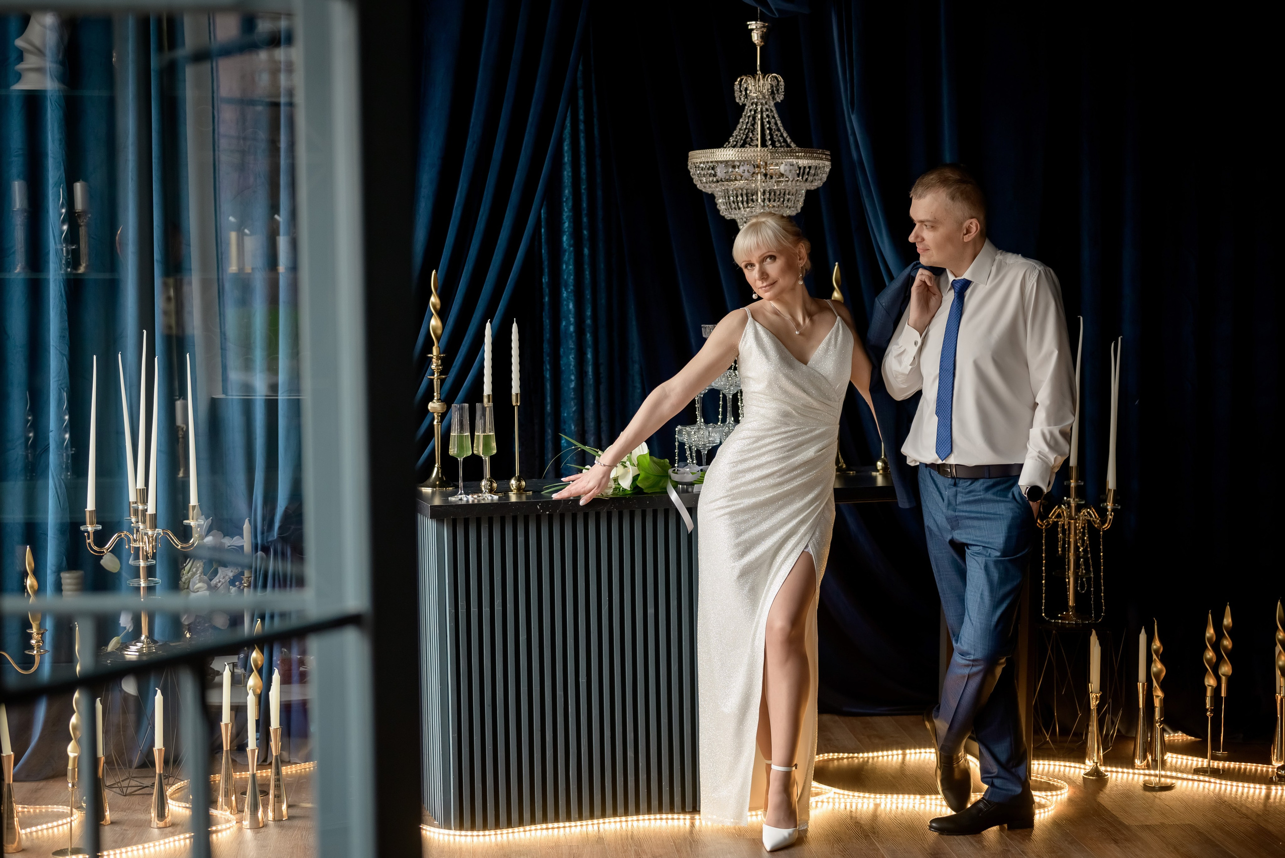 Свадебная фотосессия в синем зале. Юлия Басня семейный и свадебный фотограф в Донецке