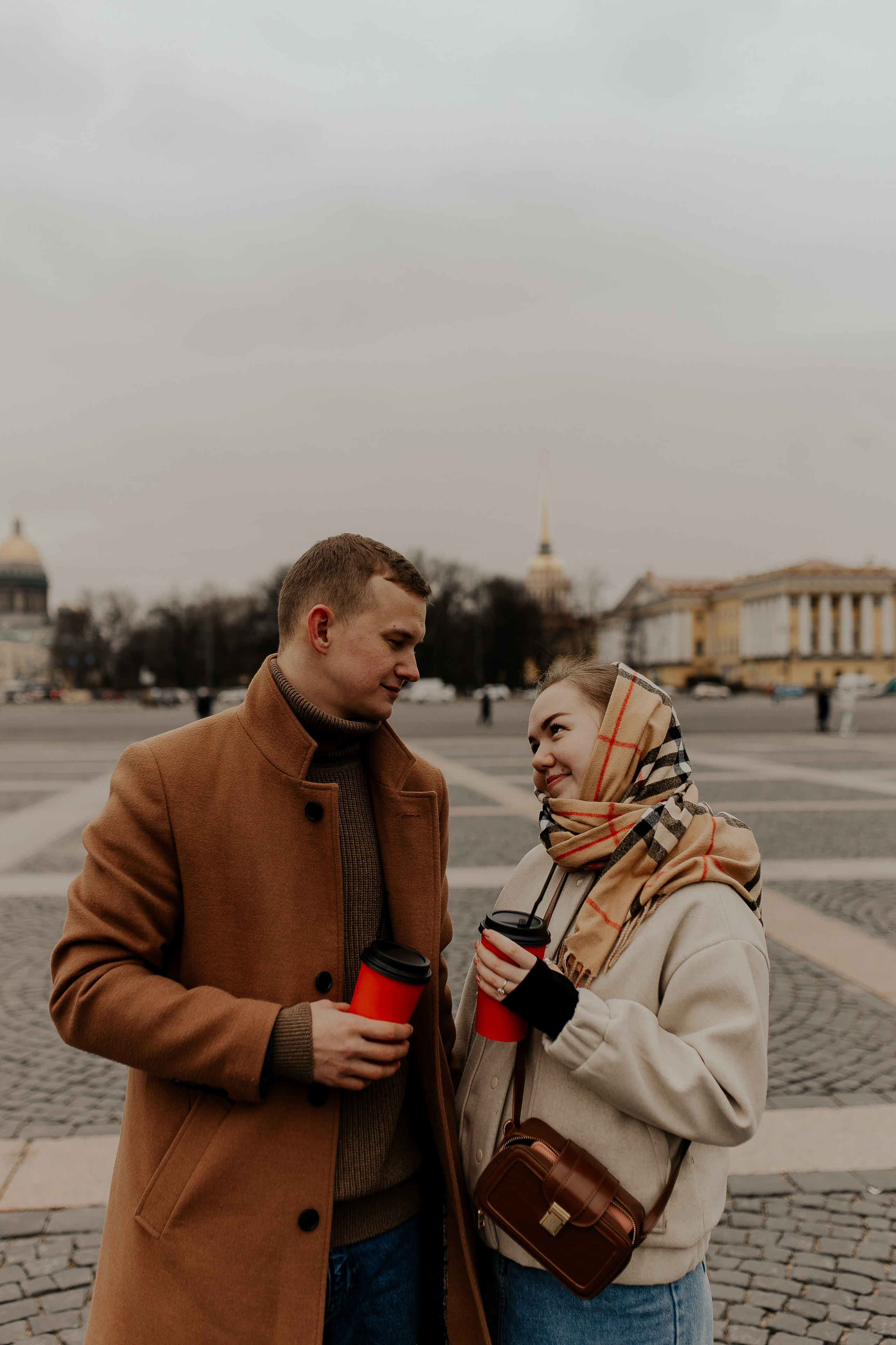 Пара гуляет по Петербургу. Фотограф в Санкт-Петербурге Лиза Семченкова