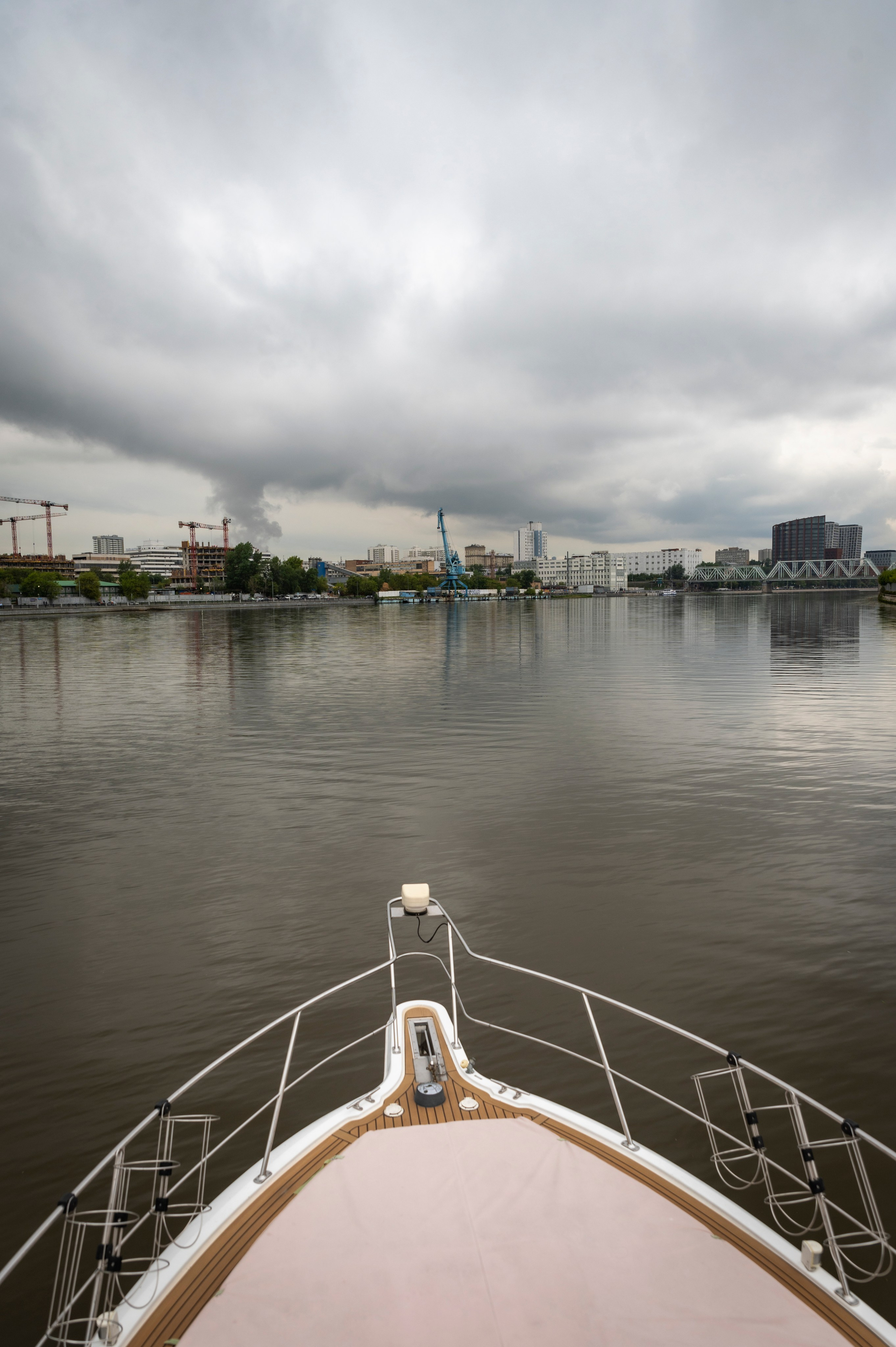 Москва-река. Лето. Яхта. Фотограф Роман Адлер