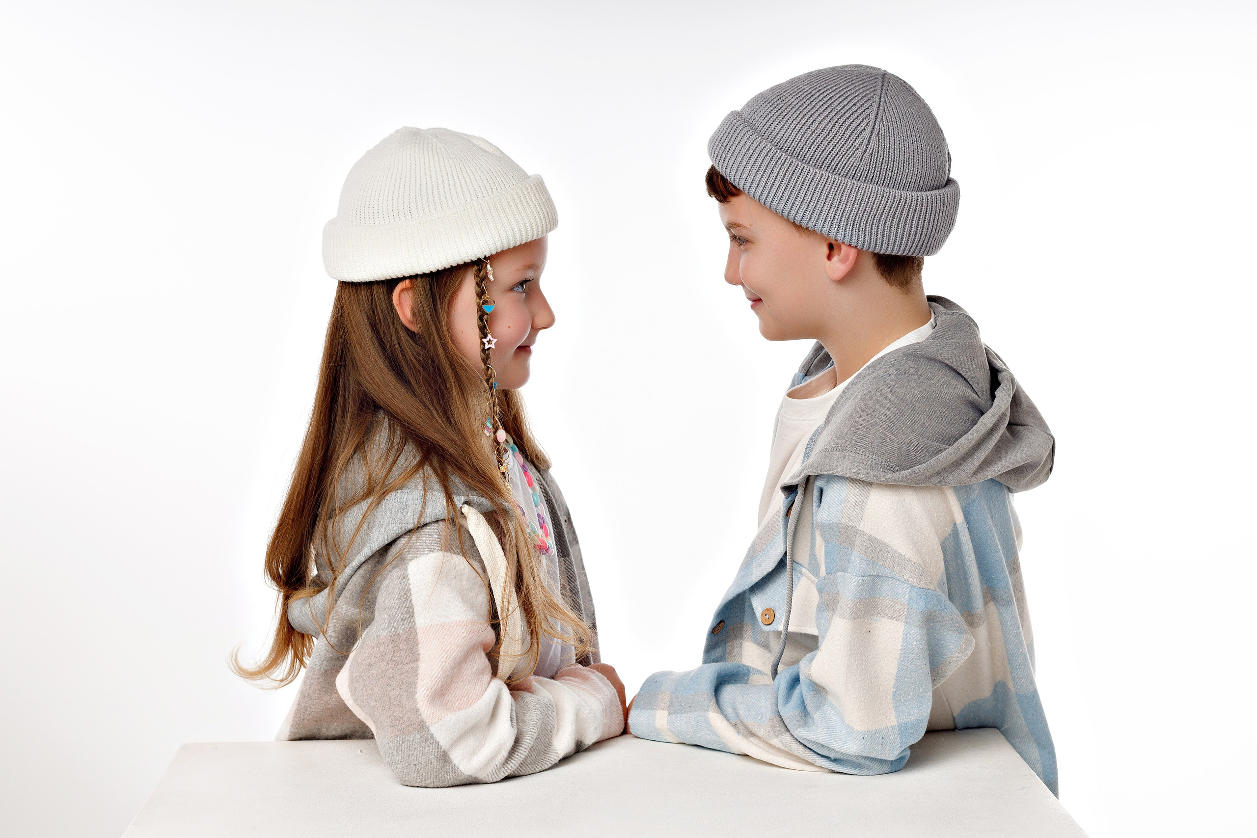 дети смотрят друг на друга