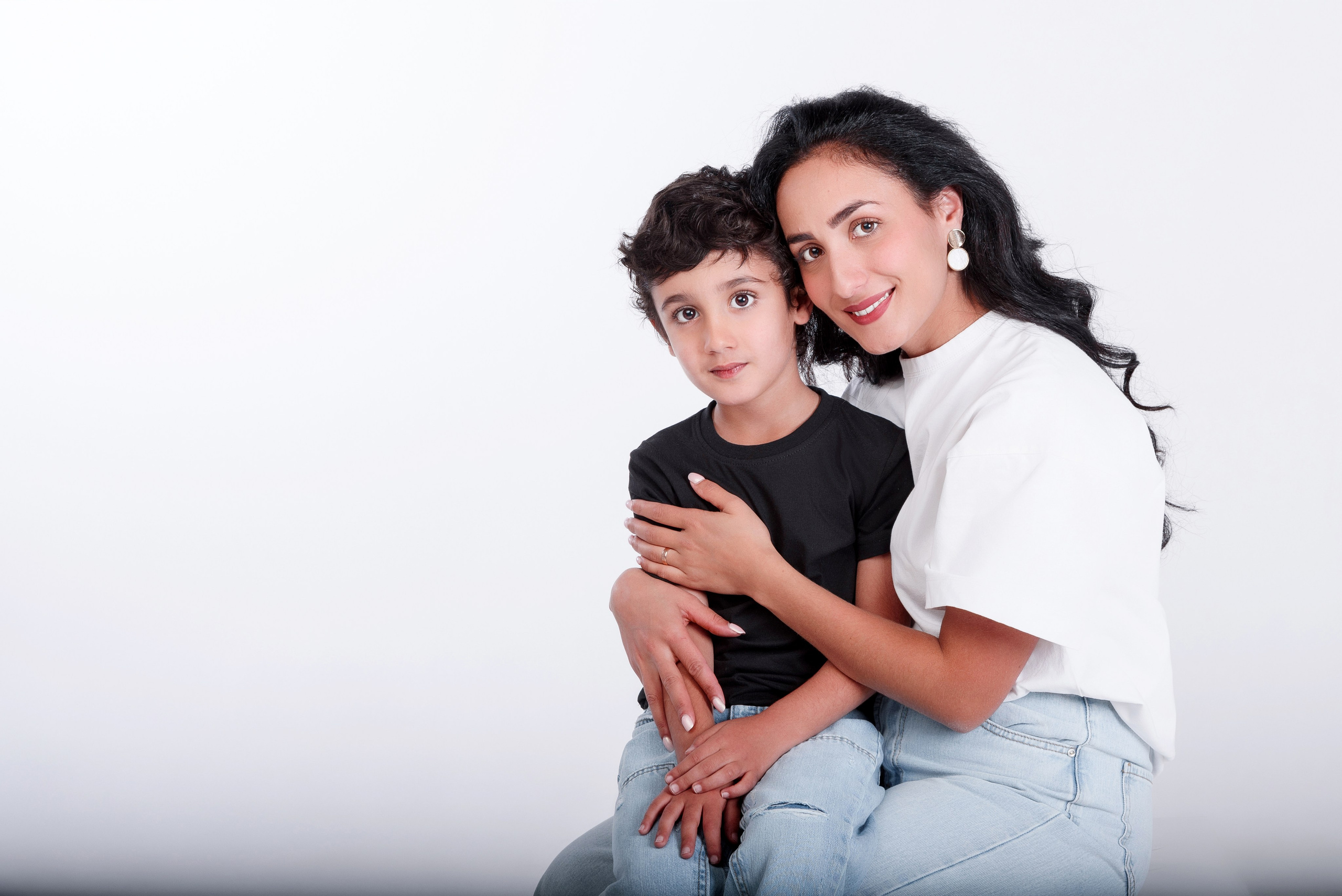 Мама с ребёнком. Студийная фотосессия на циклораме, на белом фоне. Сочи