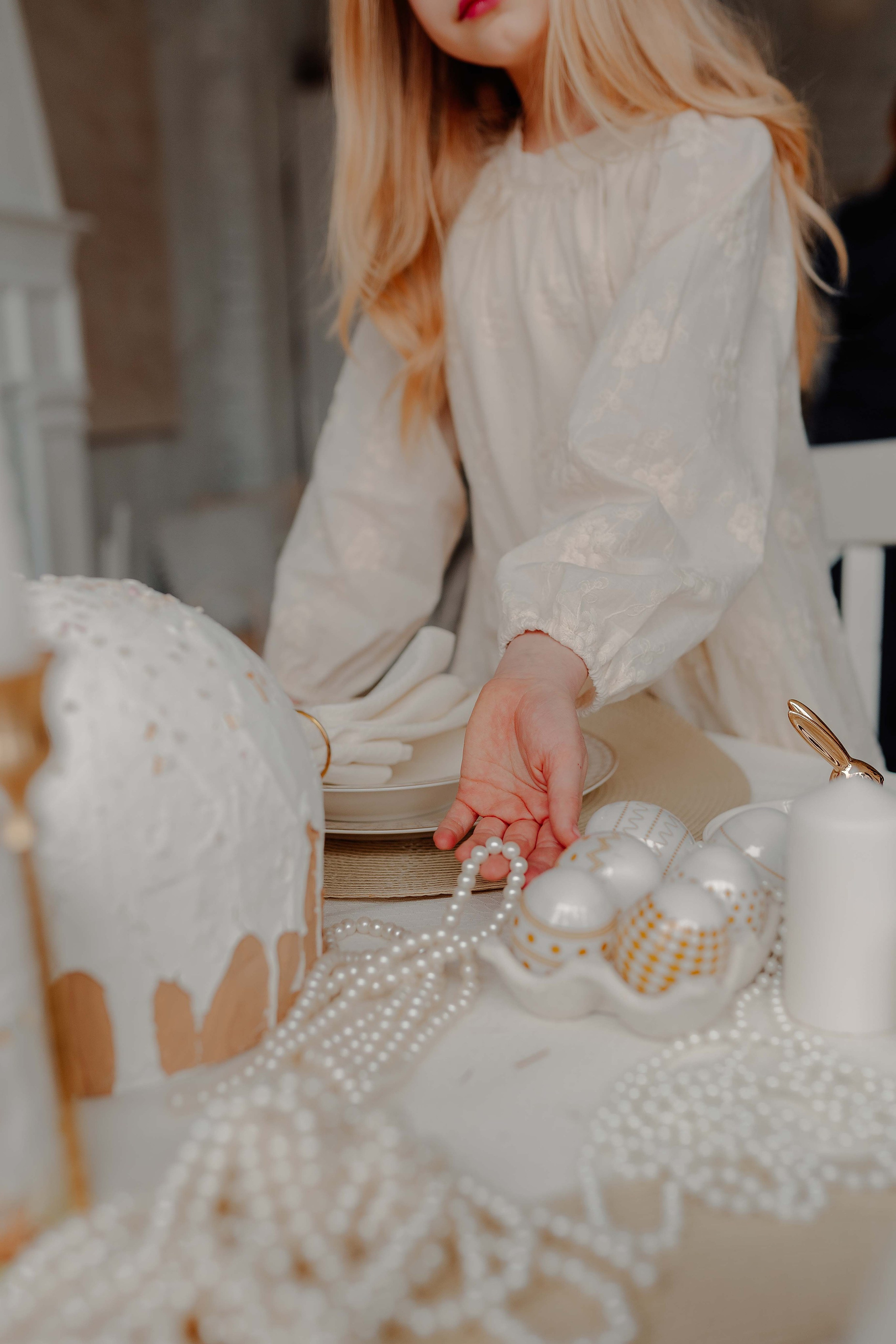 Семейный фотограф спб, фотосессия с зайчатами, фотография ребенка в пасхальном интерьере, фотограф санкт-петербург, детская фотосессия, белый интерьер, пасха, пасхальные яйца, девочка в белом платье, фотосессия с кроликом, куличи, пасха, пасхальное убранство, пасхальный стол