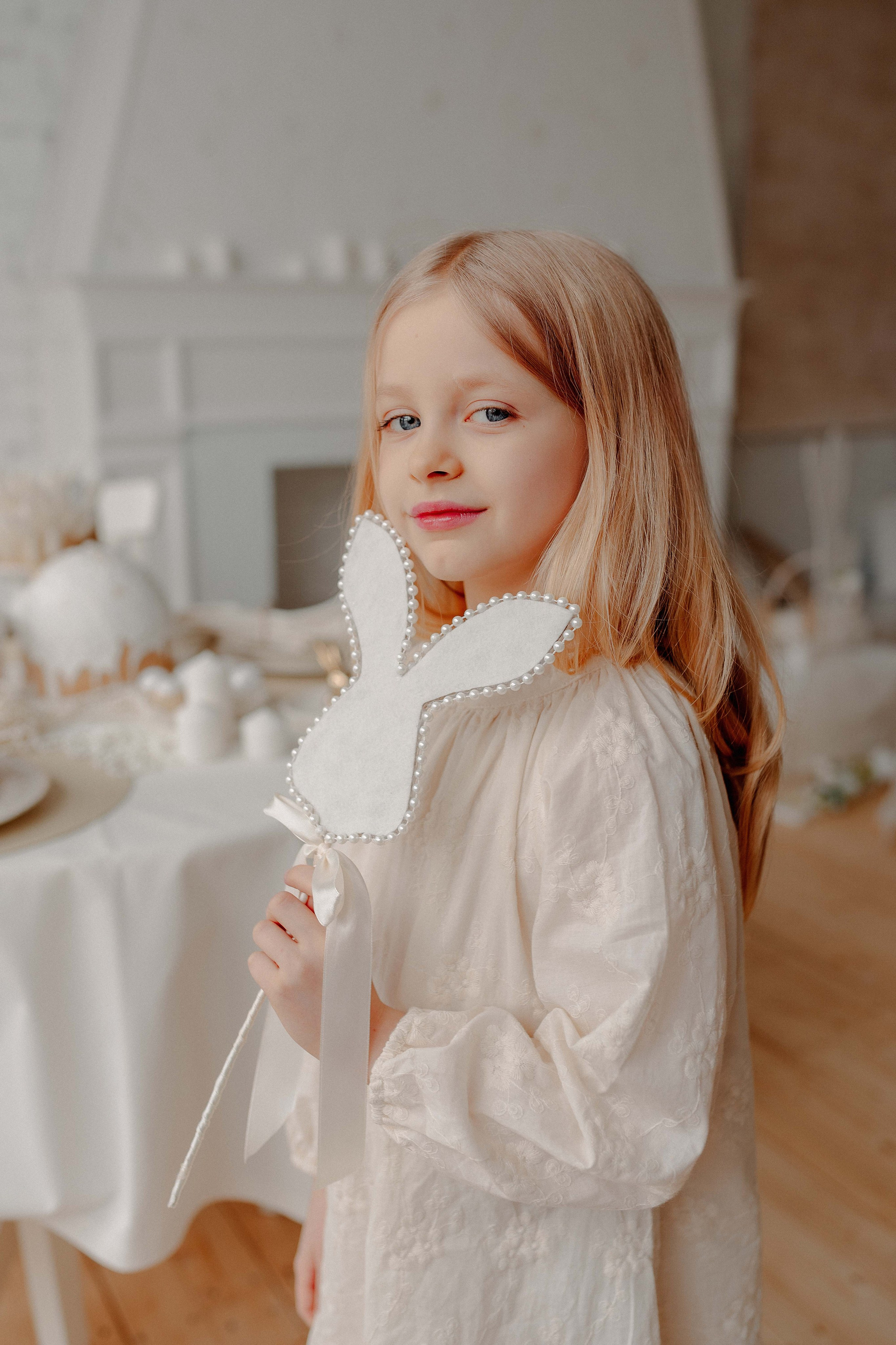 Семейный фотограф спб, фотосессия с зайчатами, фотография ребенка в пасхальном интерьере, фотограф санкт-петербург, детская фотосессия, белый интерьер, пасха, пасхальные яйца, девочка в белом платье, фотосессия с кроликом, куличи, пасха, пасхальное убранство, пасхальный стол