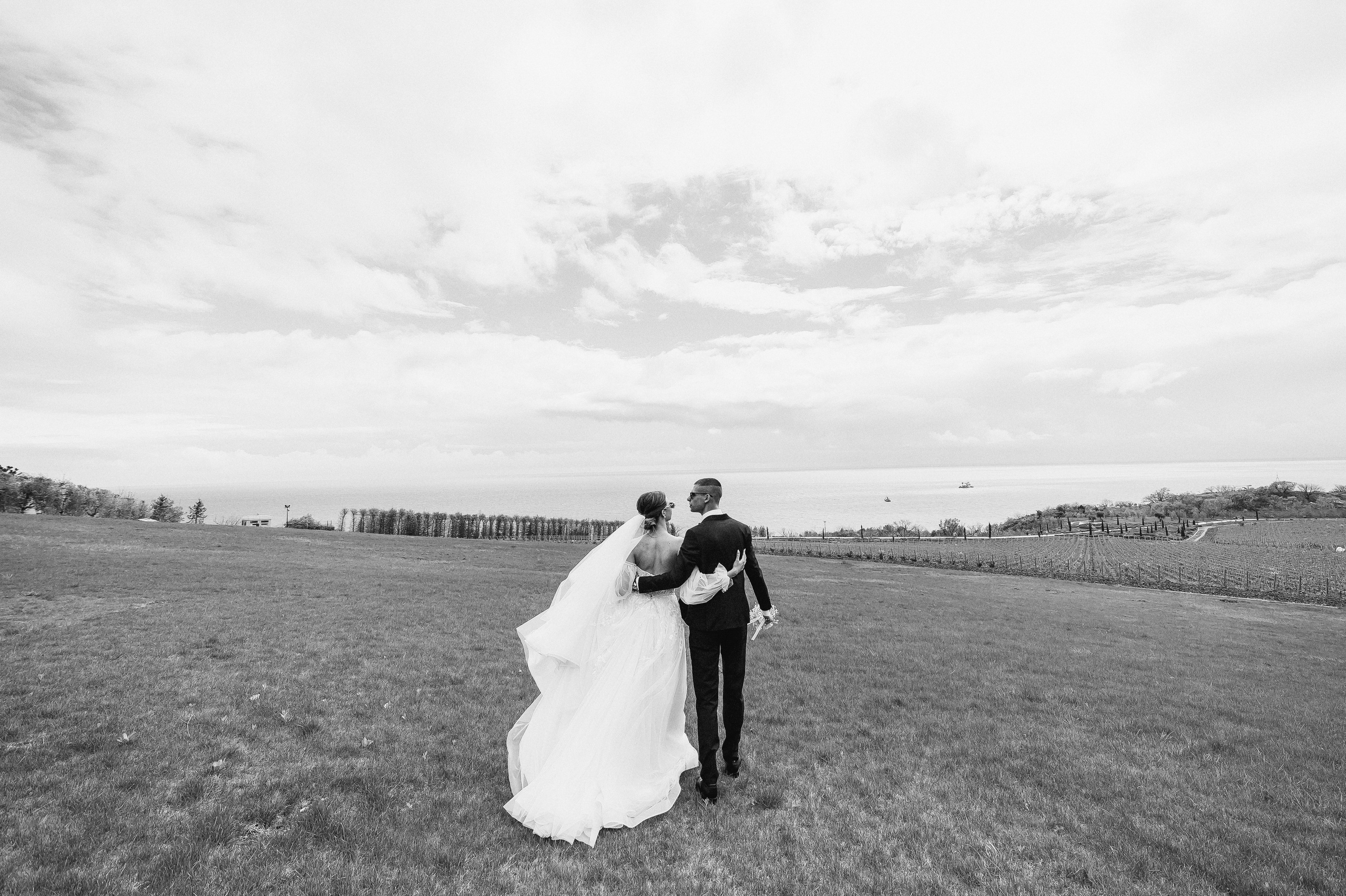 Свадебное утро и прогулка красивой яркой пары. Свадебный и семейный фотограф в Симферополе Дарья Маркова