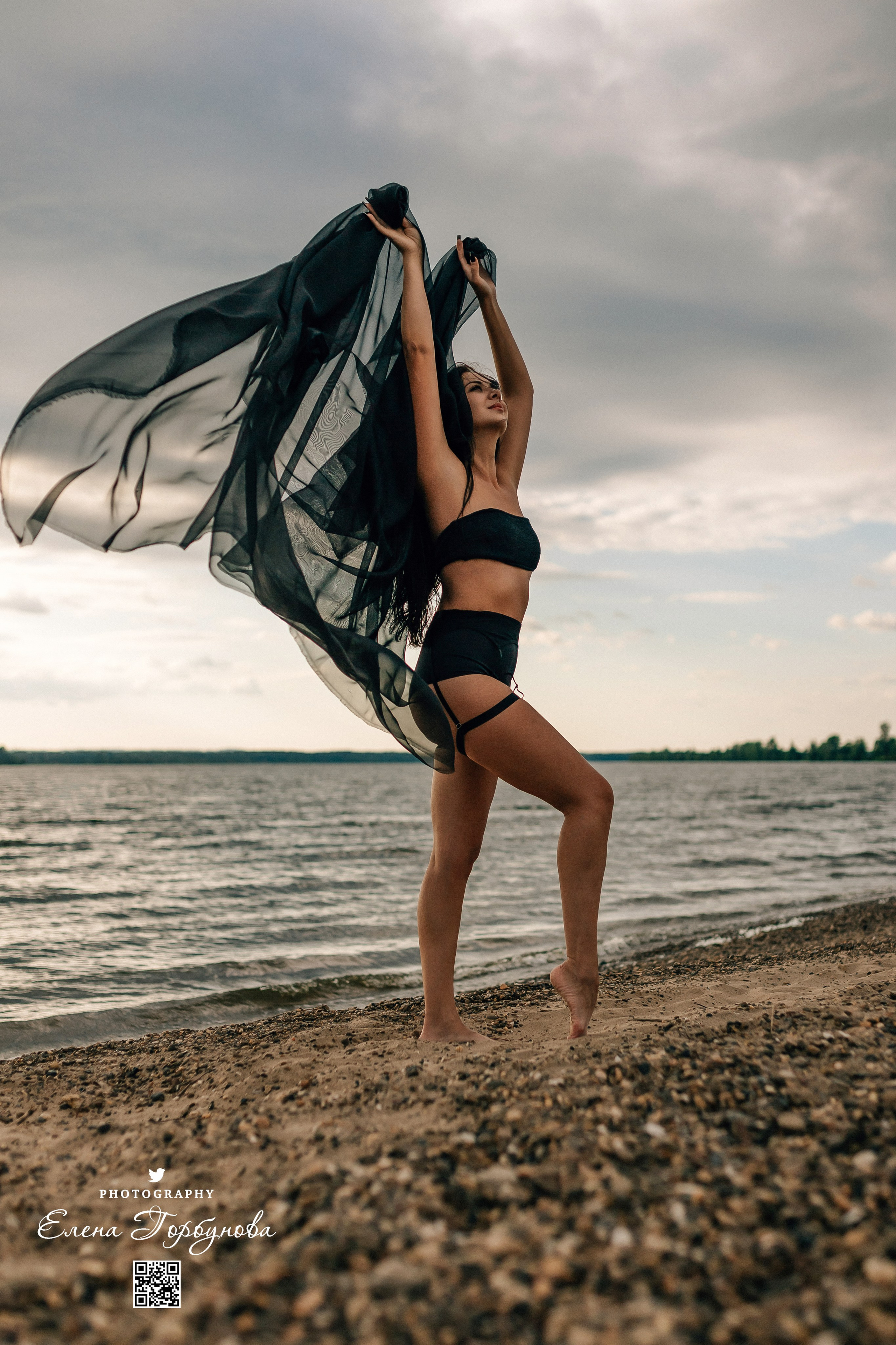 Черная серия с тканью. Набережная. Александра и Таисия. Июль 2025 г. Фотограф Пермь. Свадьбы. Семья и дети, школа, д. сад. Фотокниги