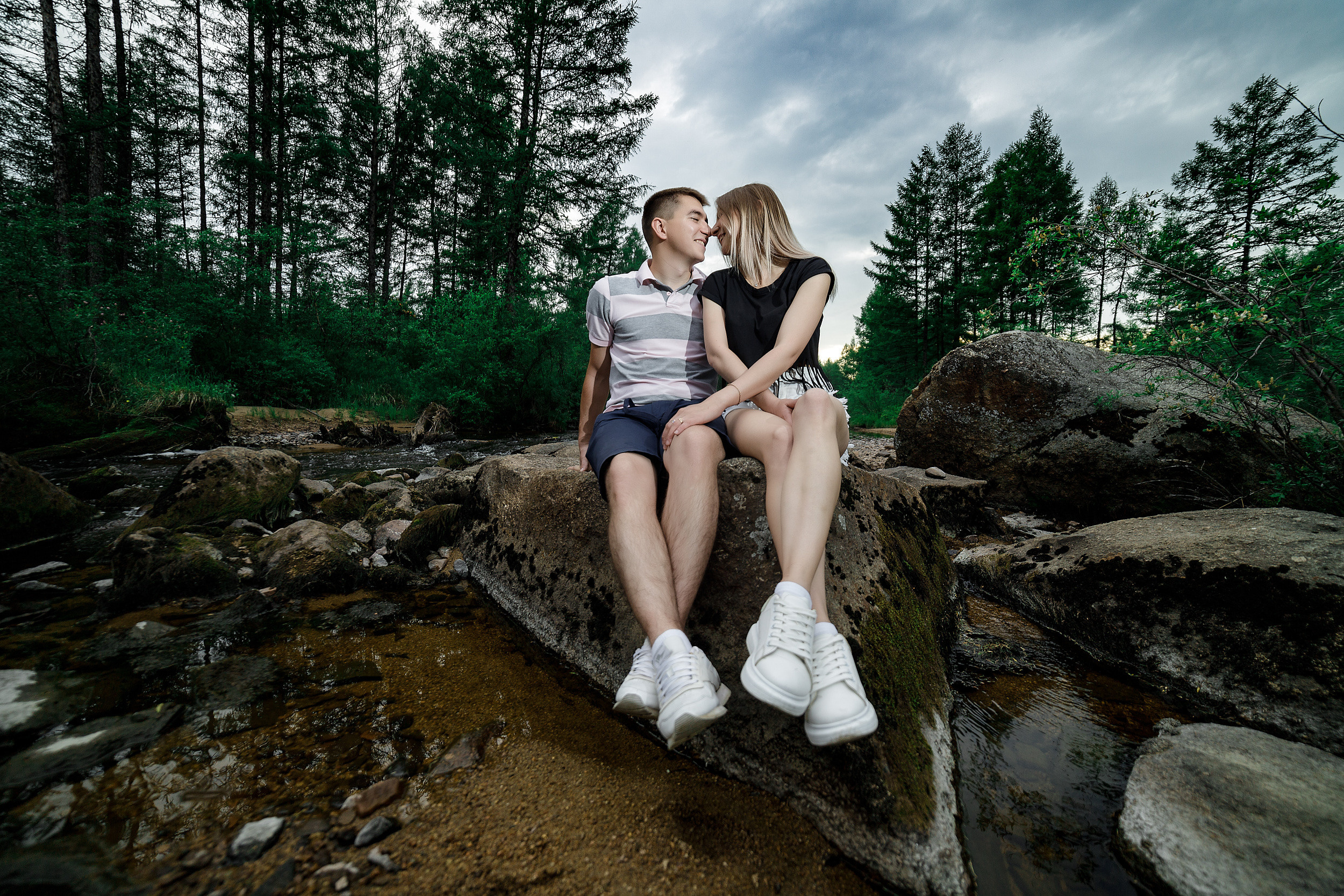 Прогулка влюбленной пары у реки. Фотограф Валентин Мельников г. Тында