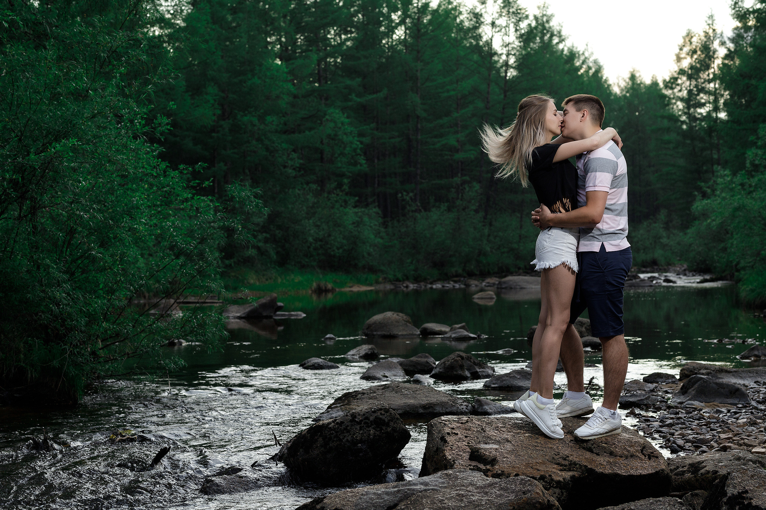 Прогулка влюбленной пары у реки. Фотограф Валентин Мельников г. Тында