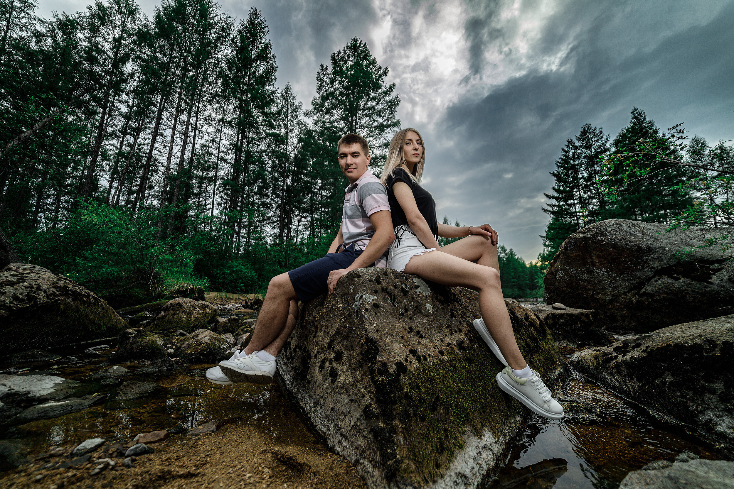 Прогулка влюбленной пары у реки. Фотограф Валентин Мельников г. Тында