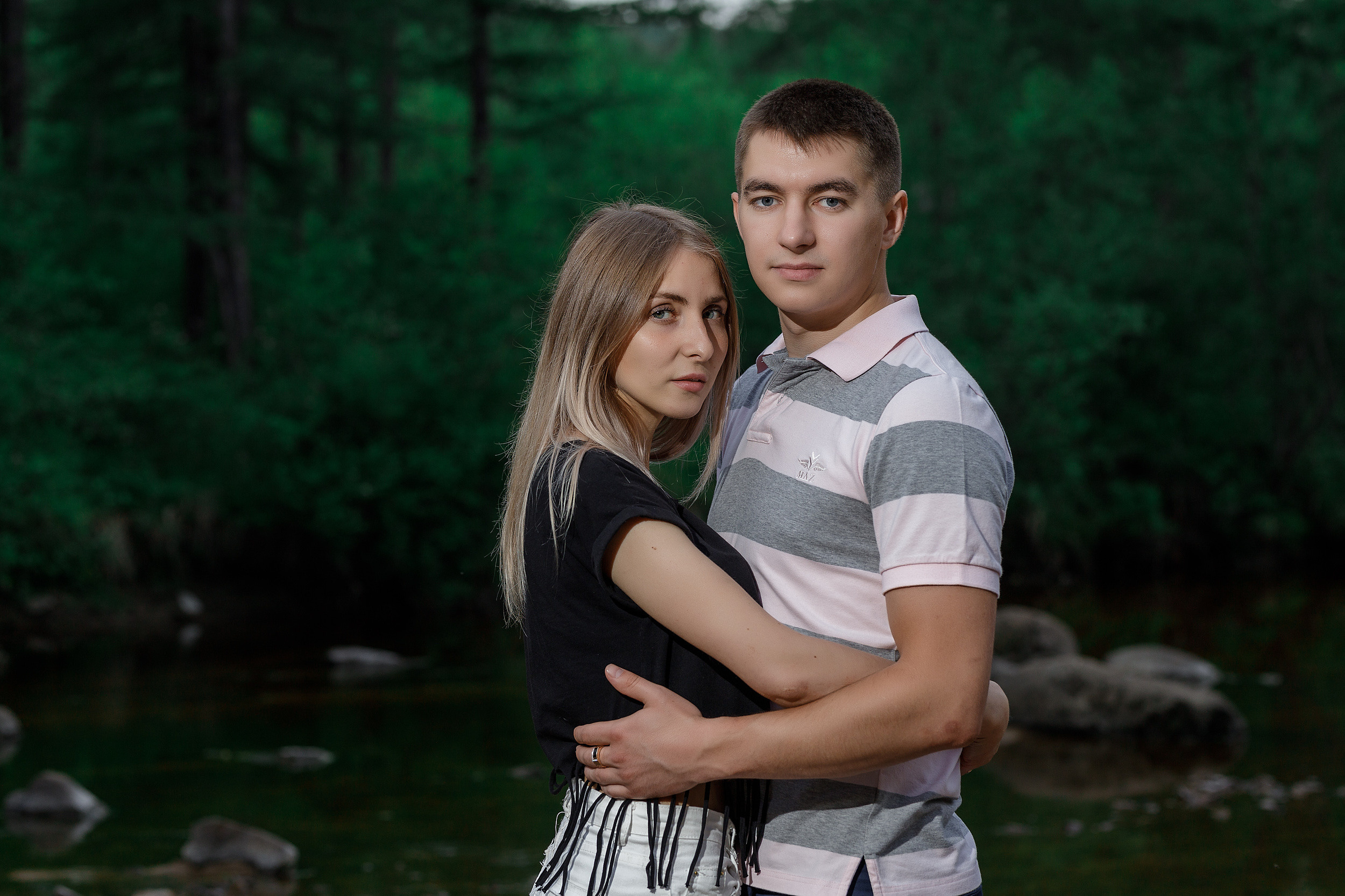 Прогулка влюбленной пары у реки. Фотограф Валентин Мельников г. Тында