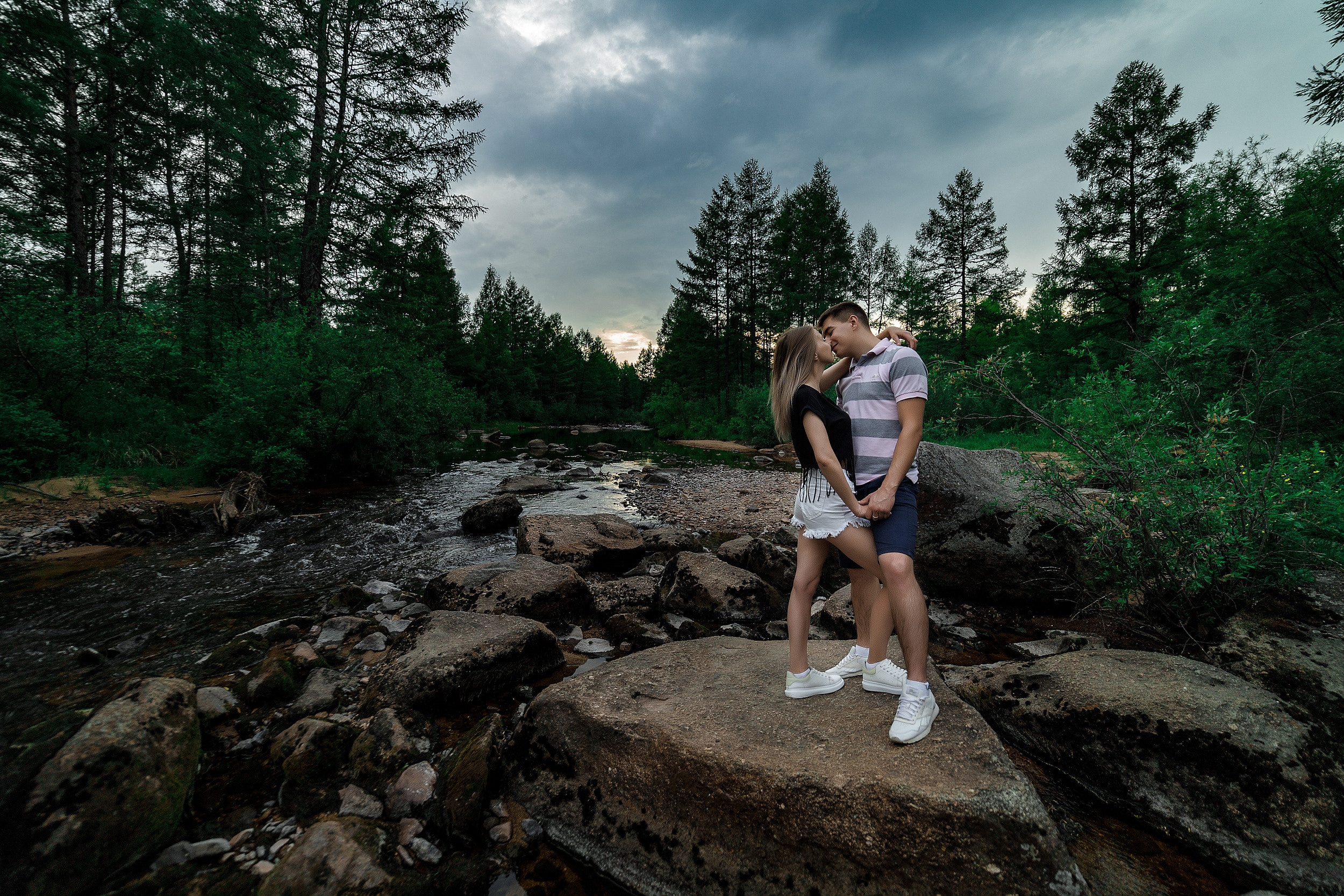 Прогулка влюбленной пары у реки. Фотограф Валентин Мельников г. Тында