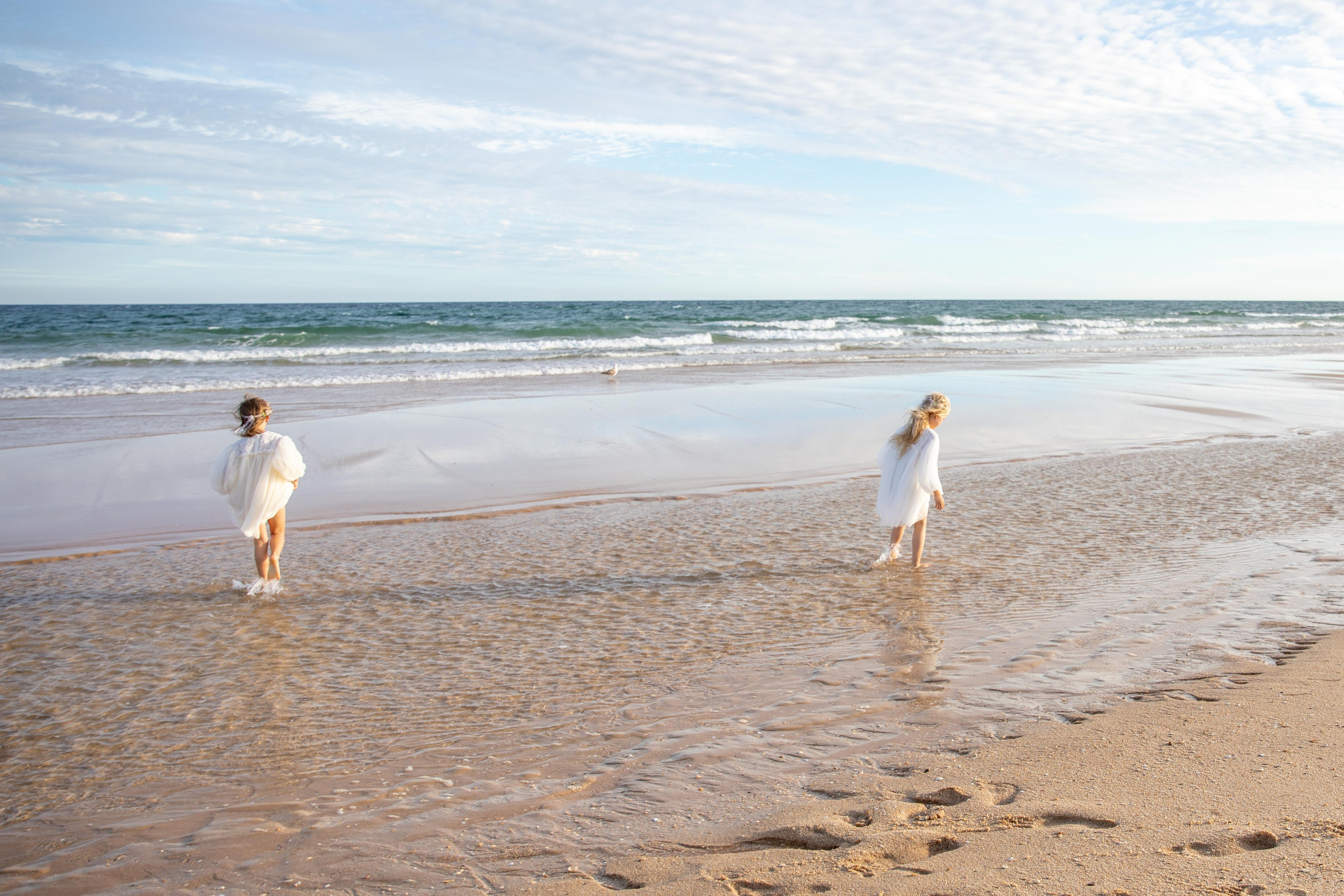Family on the ocean. Professional Photographer in Portugal. Oksana Lomnova