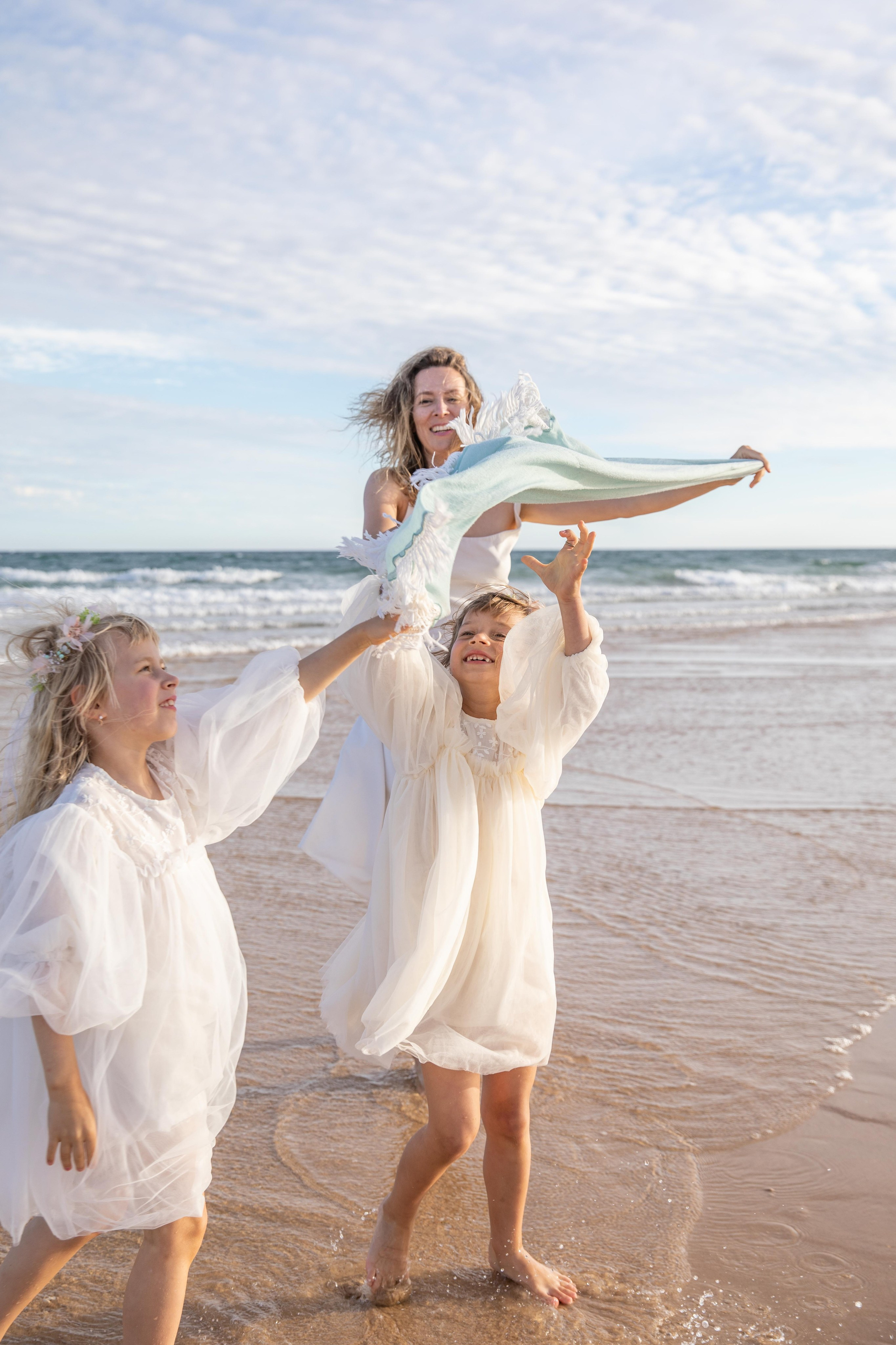 Family on the ocean. Professional Photographer in Portugal. Oksana Lomnova