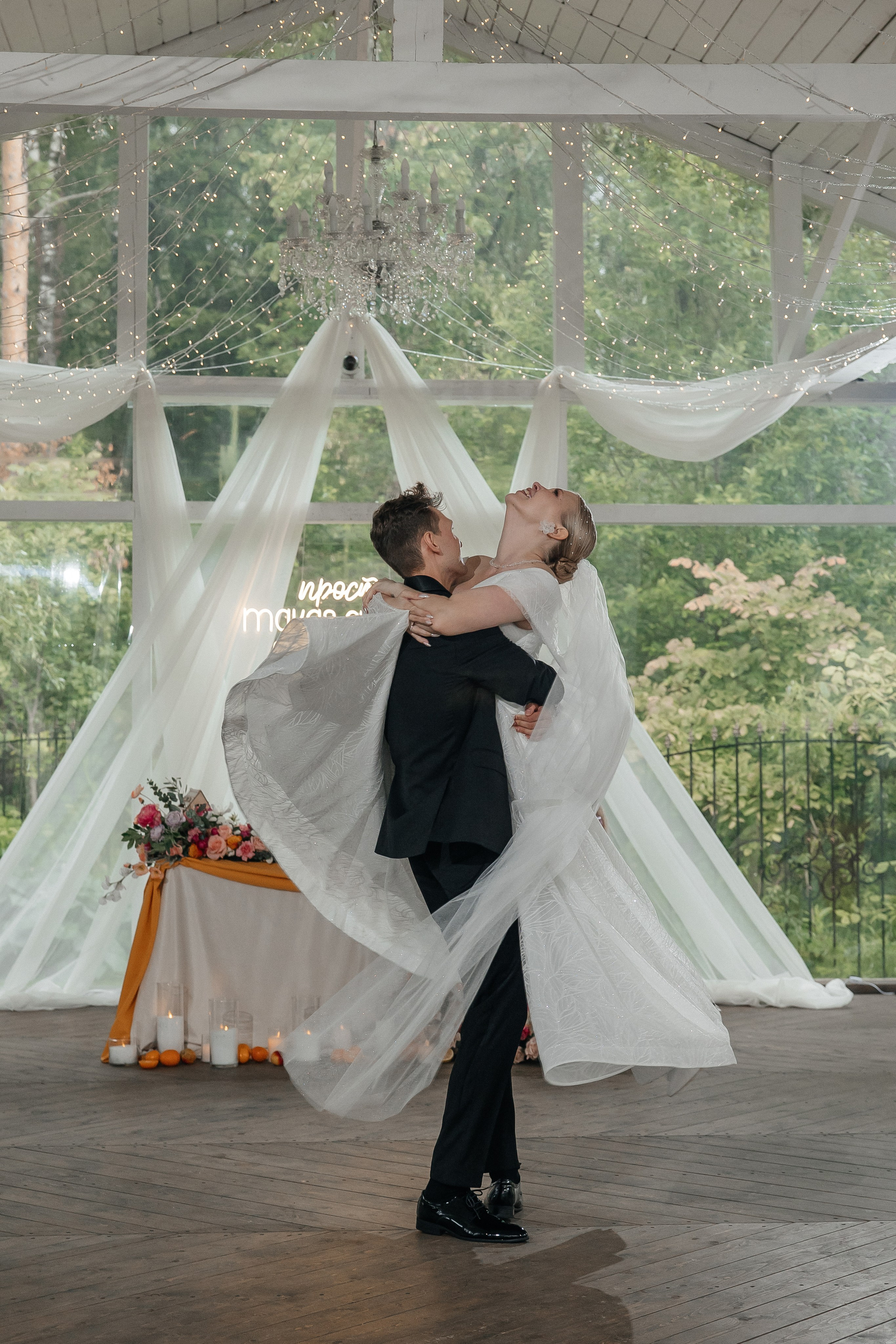 свадебный танец на&nbsp;площадке House for Wedding «Дом у&nbsp;озера»