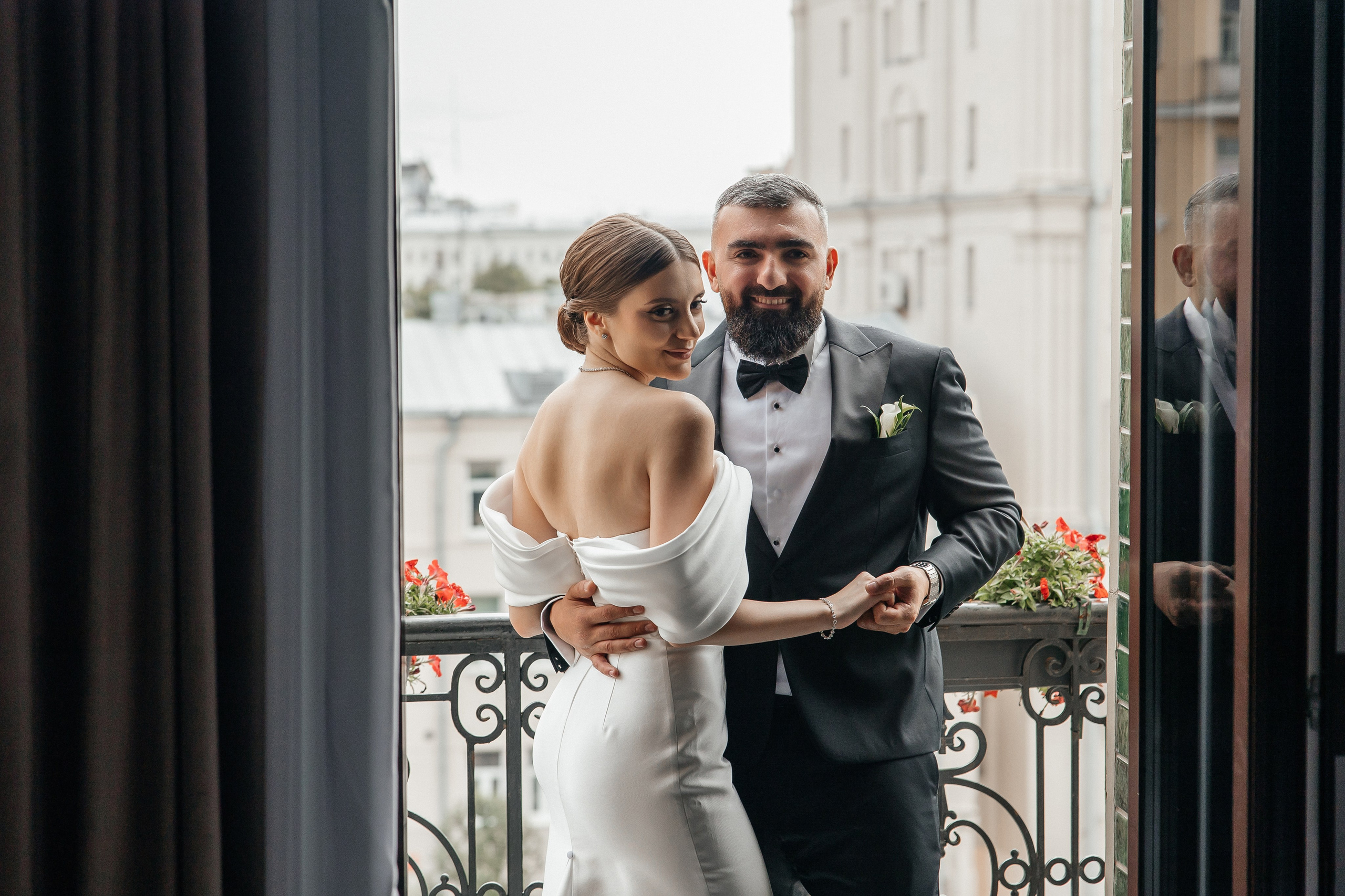 Утро невесты и свадебная фотосессия на балконе в отеле Hartwell Хартвел в Москве
