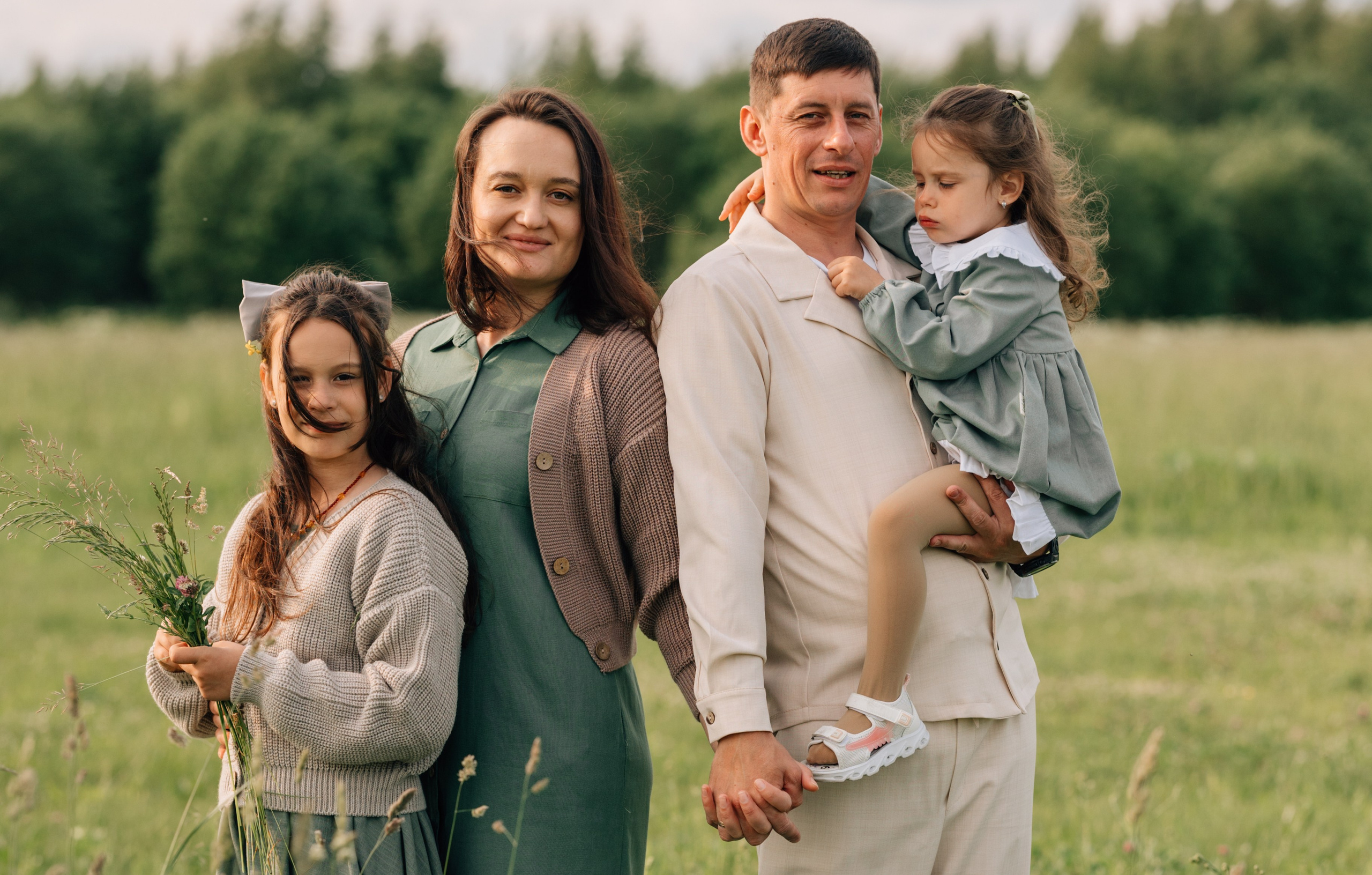 Анна, Марчелло, Настенька и Влада в поле. Фотограф Москва Светлана Кирюшина