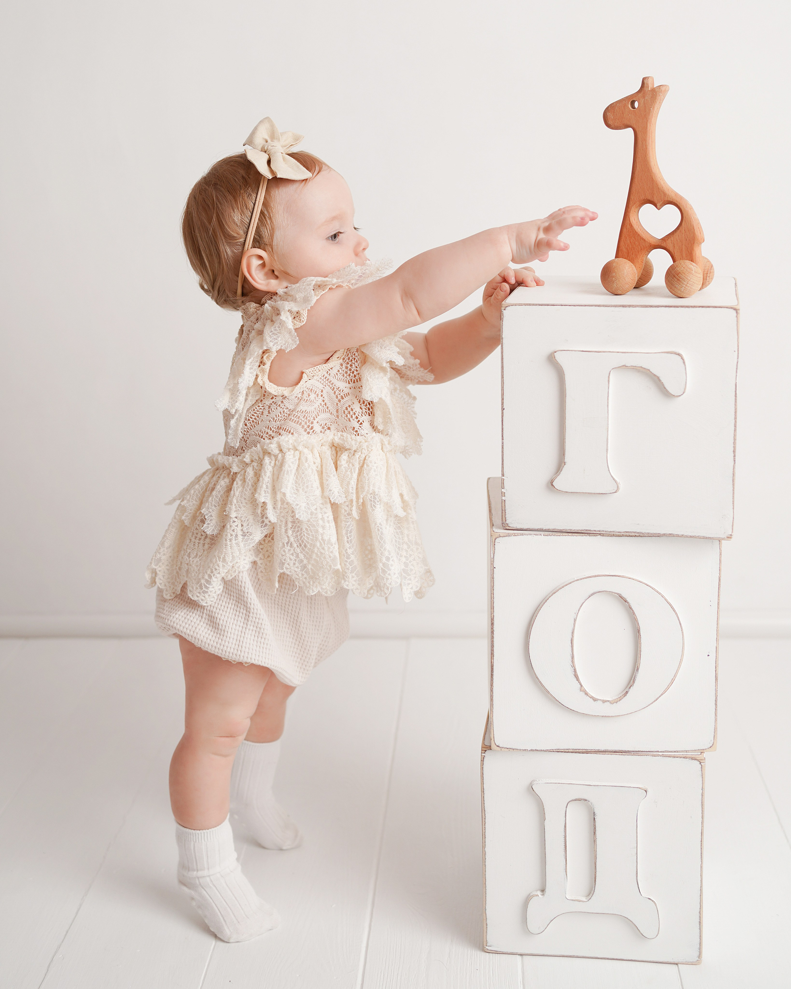 Для детской фотосессии реквизит  для малышей предоставляет фотограф.