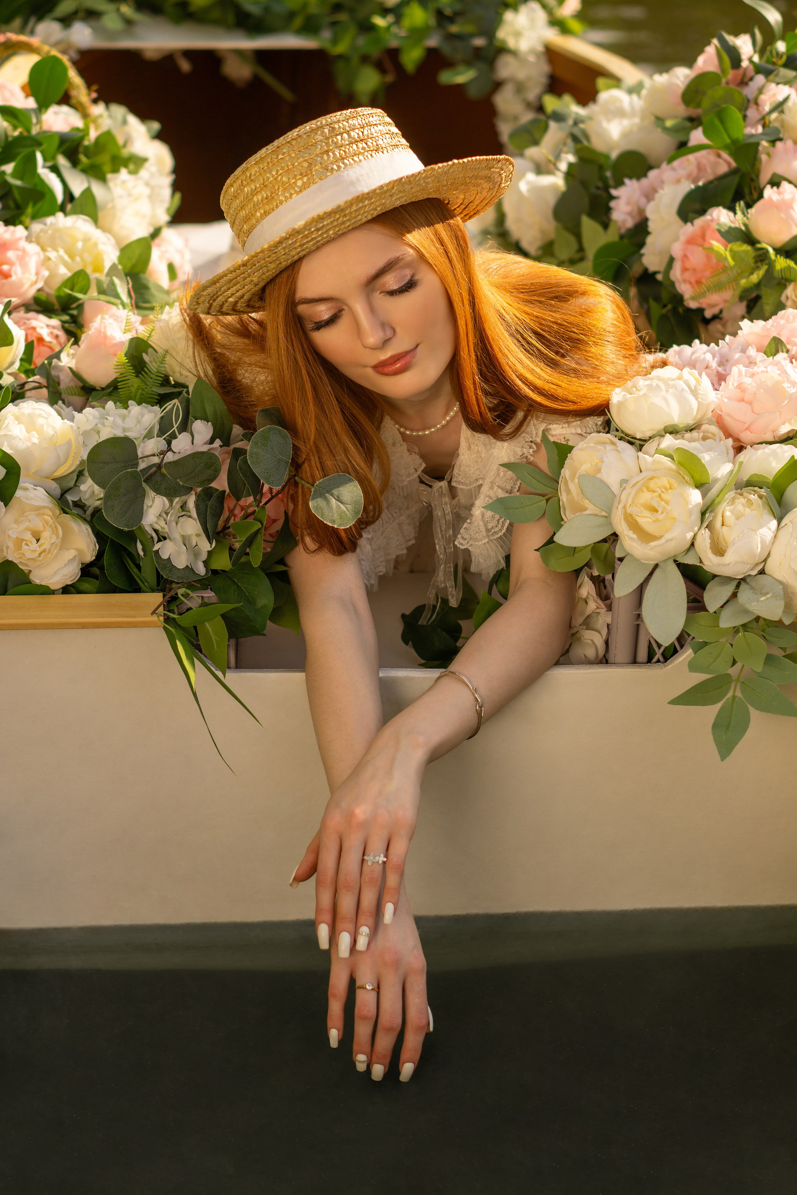 Фотосессия в лодке с цветами. Сафронова Елена Тольятти. Портретный и репортажный фотограф в Тольятти | Елена Сафронова