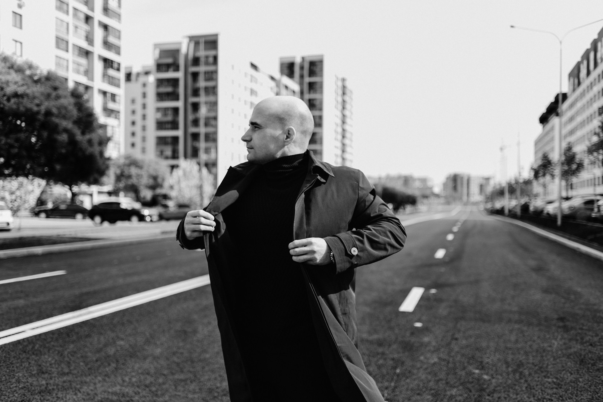 Мужская стрит-фотосессия в Европейском микрорайоне Тюмени, черный плащ, архитектура 