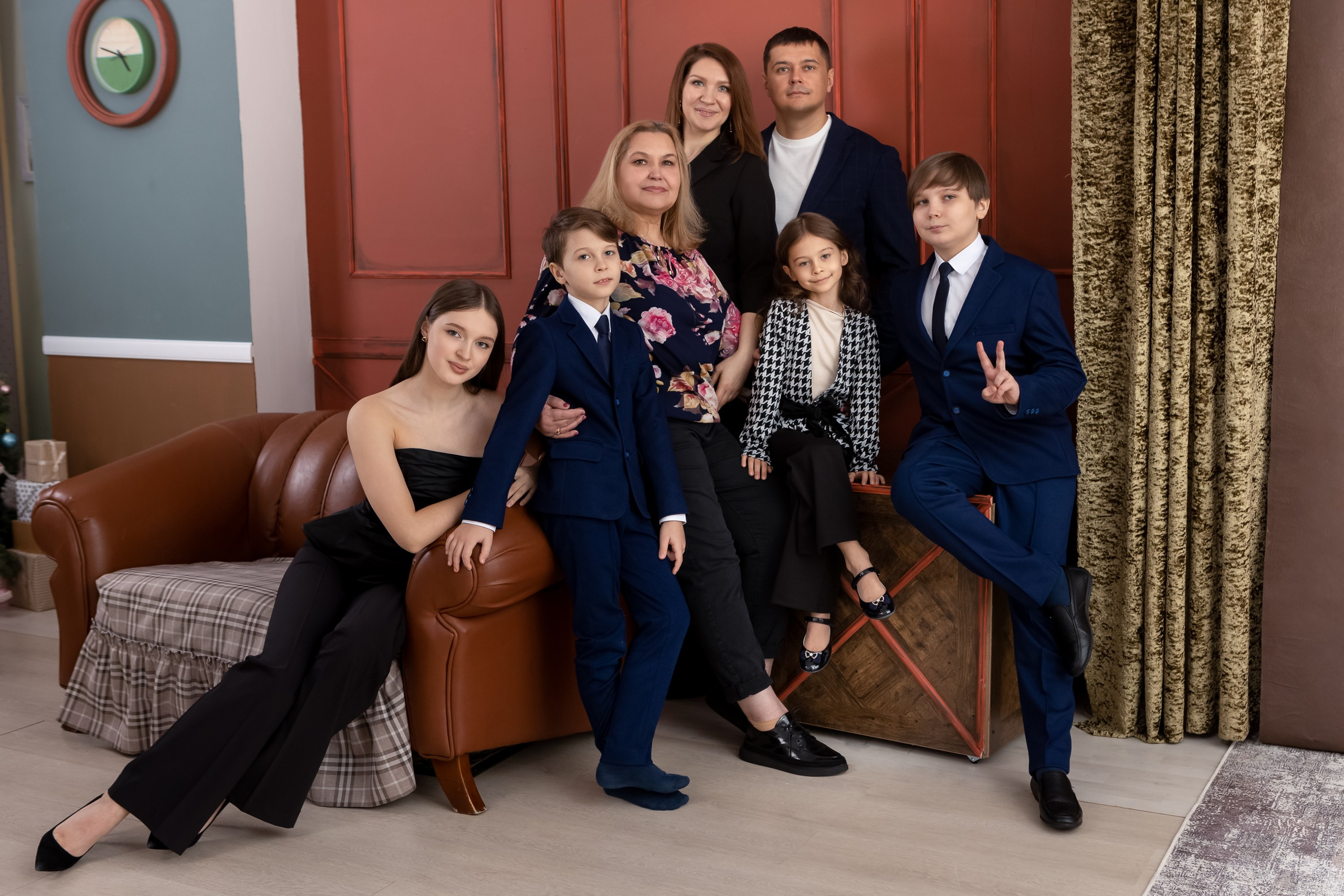 Семейная фотосессия в студии. Фотограф в Оренбурге. Профессиональный фотограф