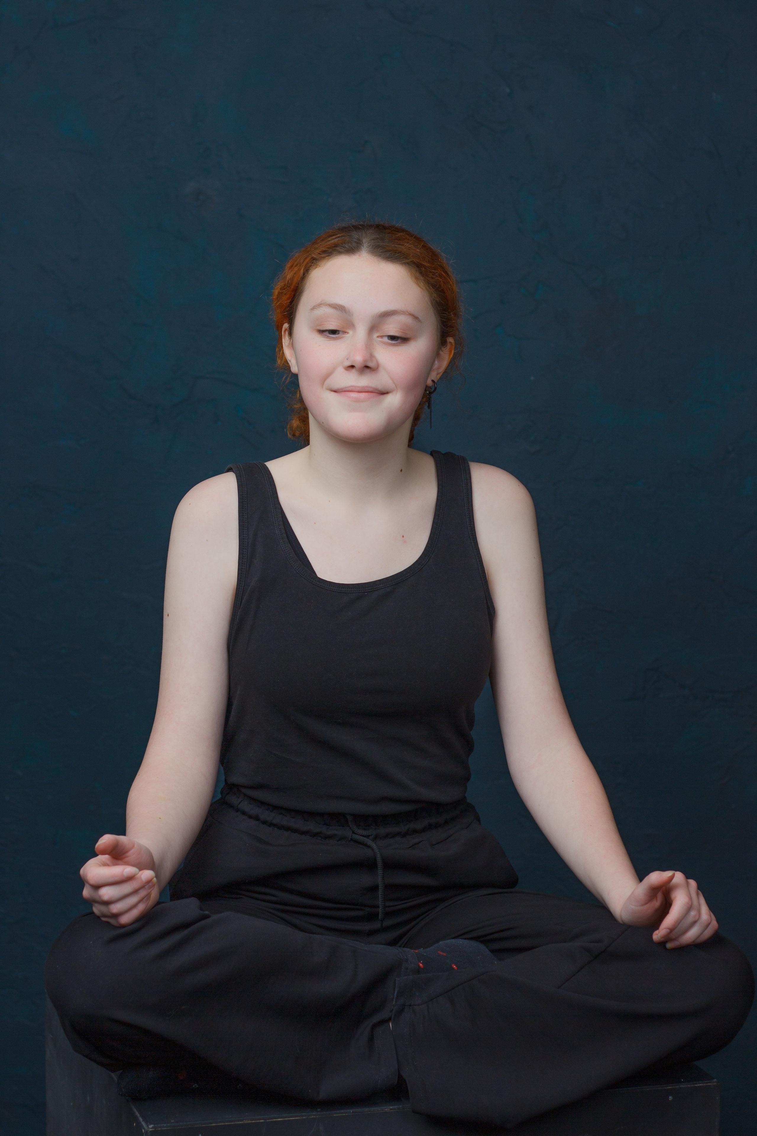 Девушка в позе лотоса