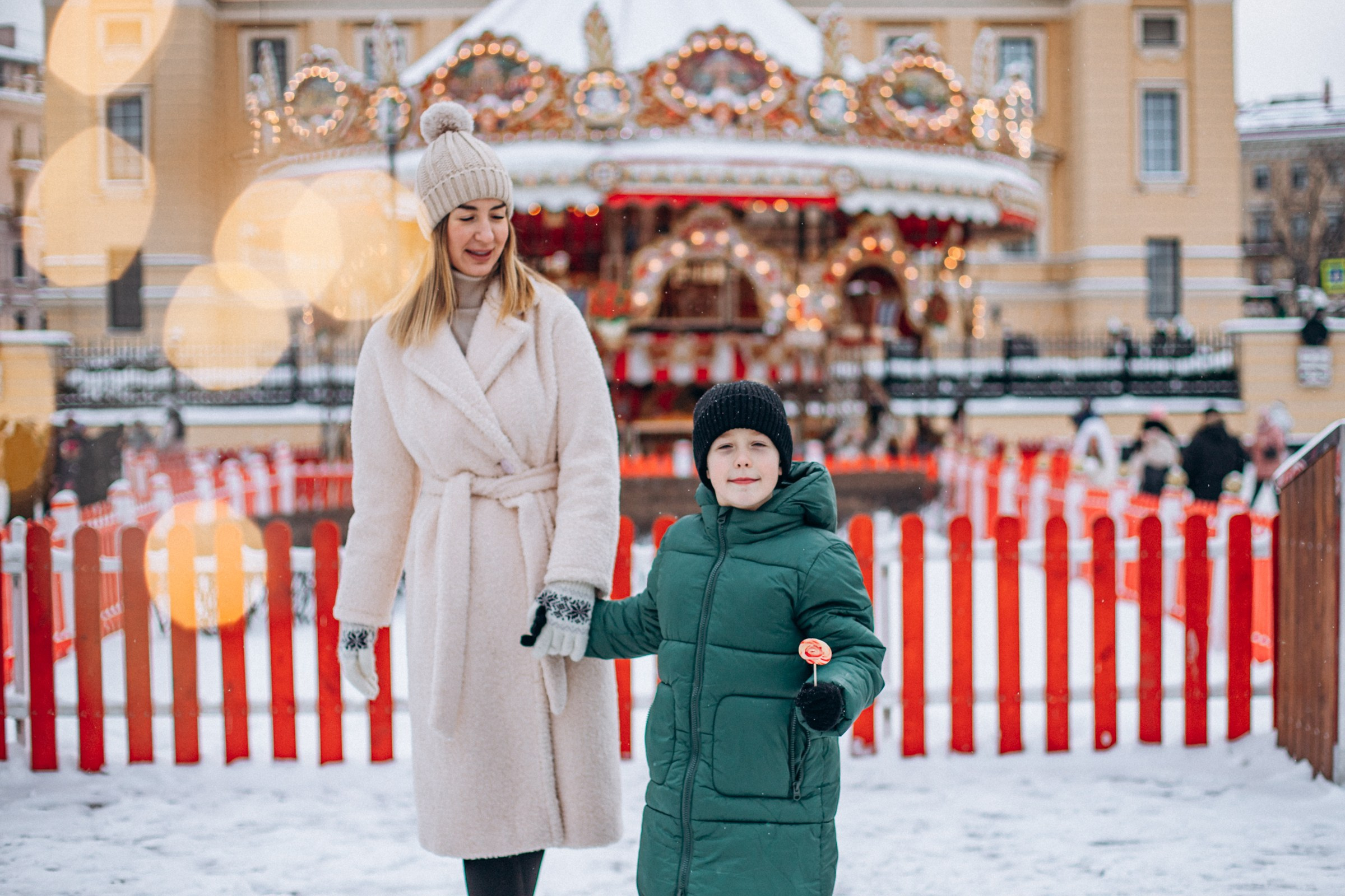 Оксана с сыном в декабре. Фотопрогулка в Петербурге. Индивидуальный и семейный фотограф в Санкт-Петербурге