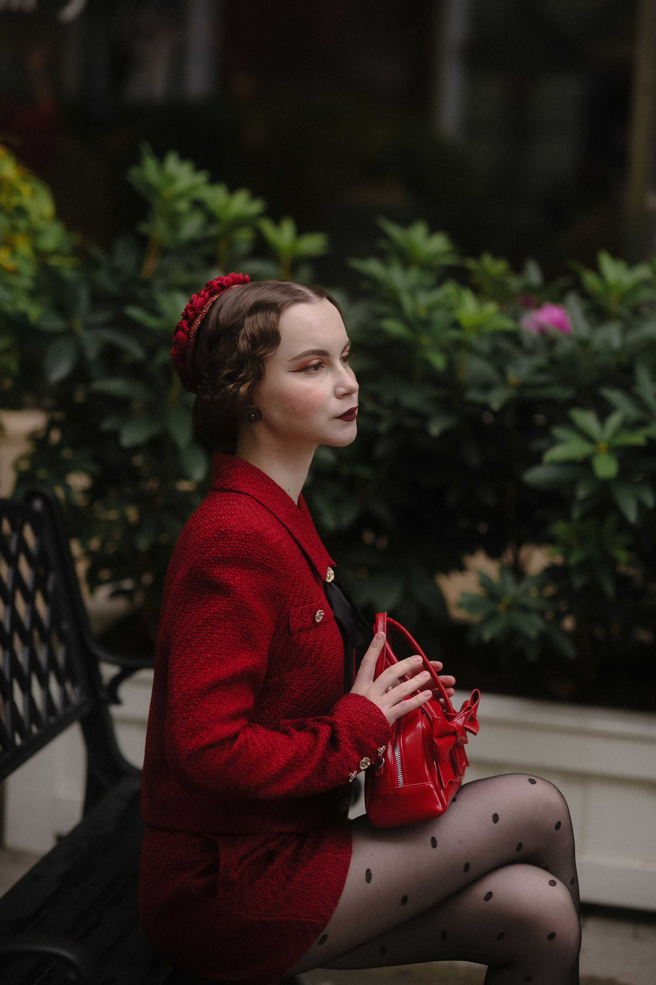 <img src="IZ0A0352.jpg" alt="Красивая девушка в ретро образе в красном костюме и красной шляпкой держит сумочку в руках">