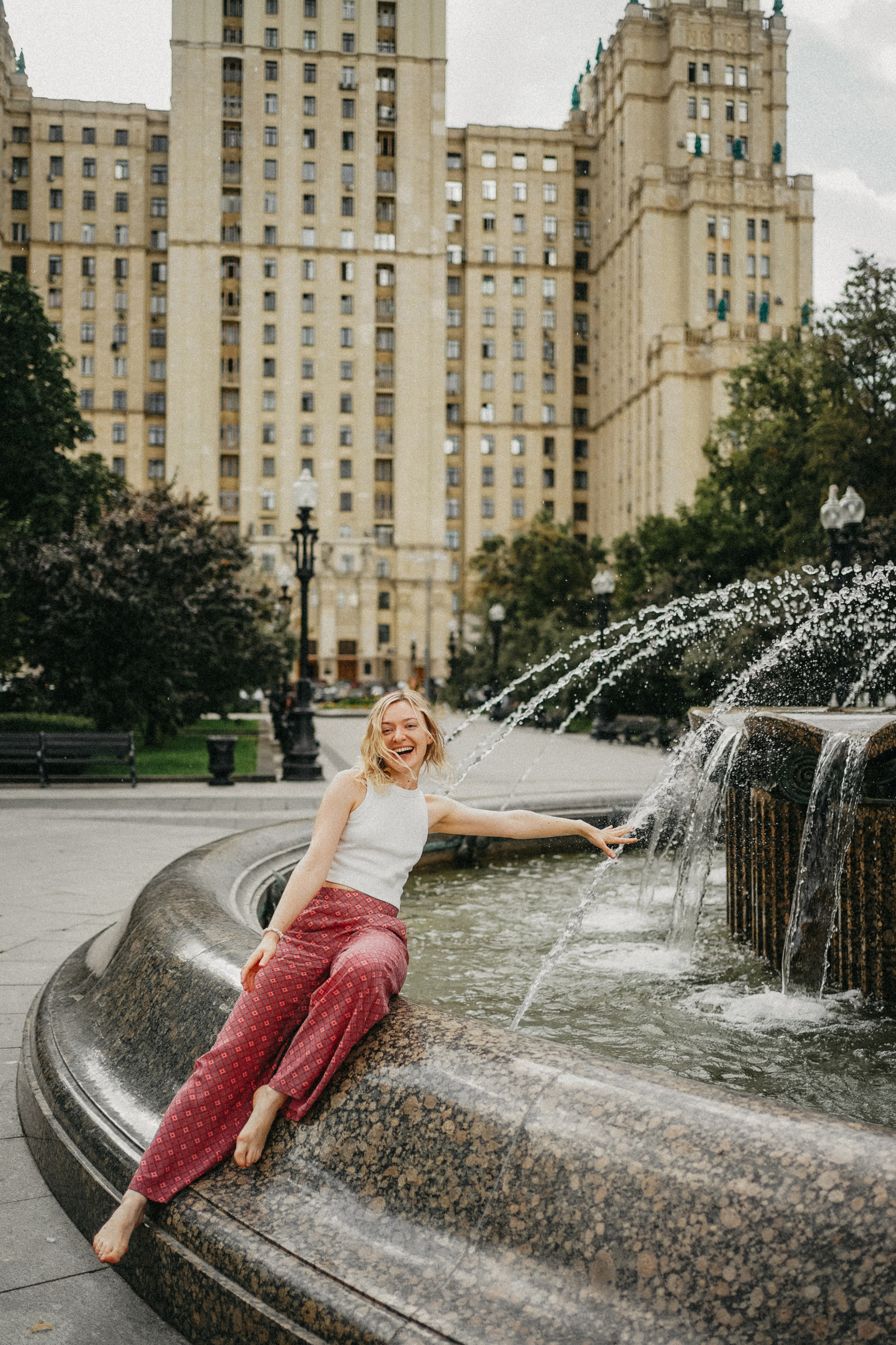 Девушка по городу шагает босиком. Фотограф Наталья Колганова