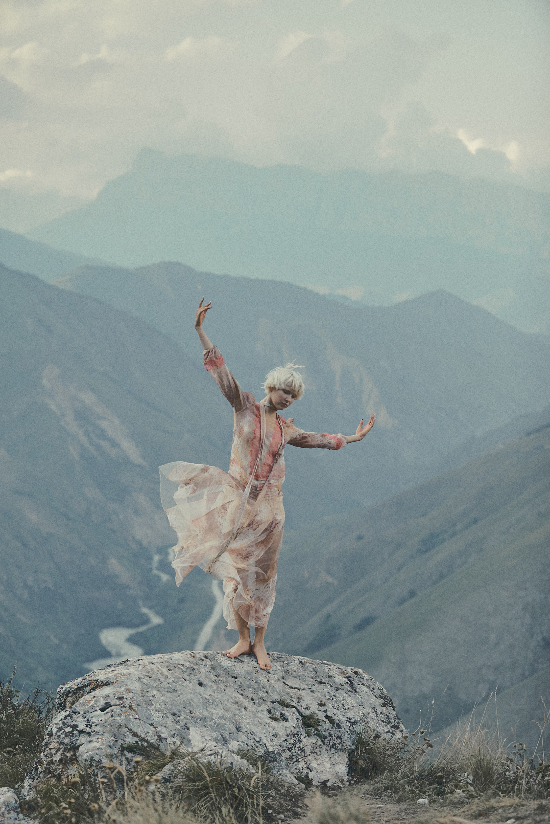 Фотосессия в платье в горах Кабардино-Балкарии. Фотограф Продюсер в горах КБР / Москва  Нальчик Горы