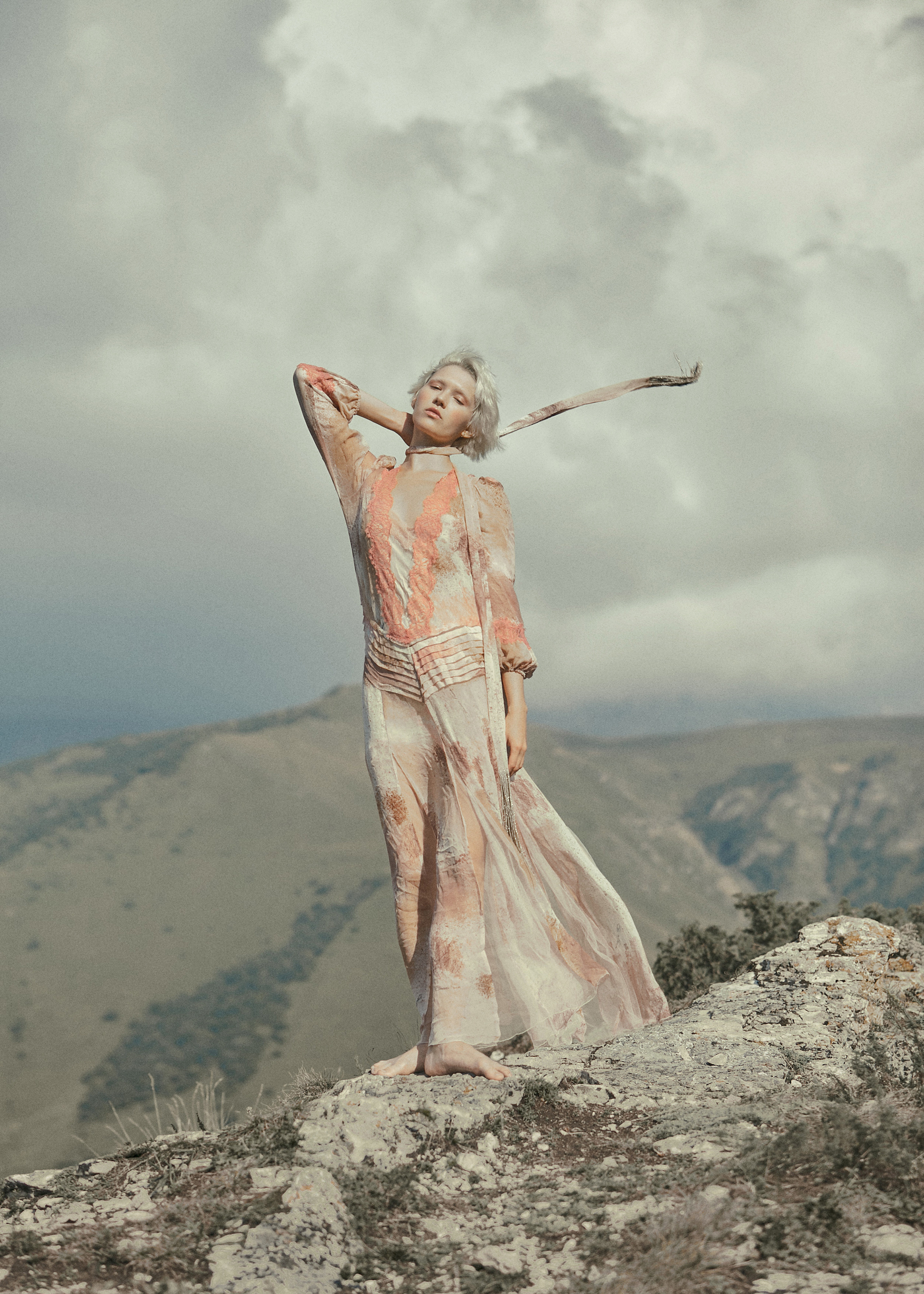 Фотосессия в платье в горах Кабардино-Балкарии. Фотограф Продюсер в горах КБР / Москва  Нальчик Горы