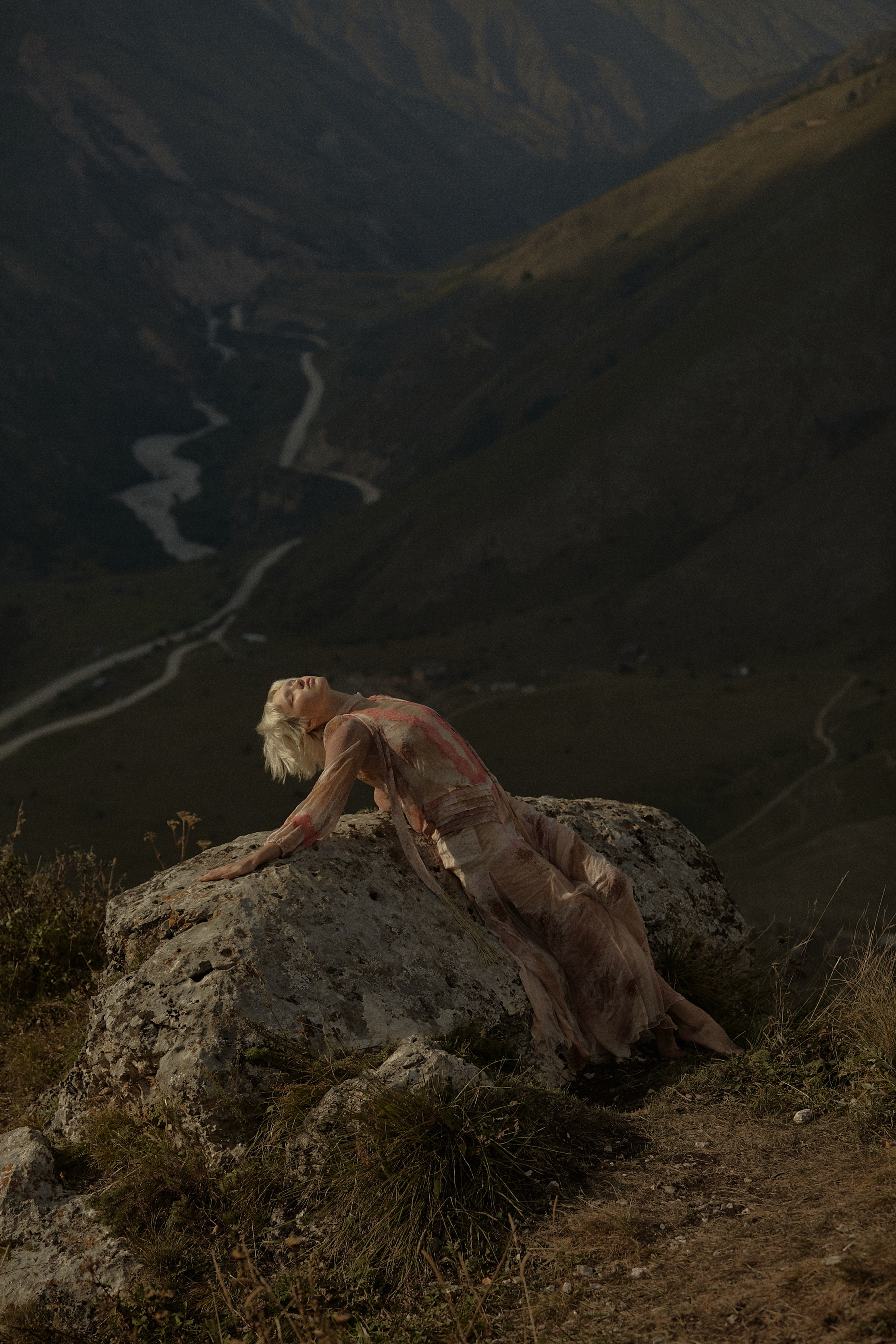 Фотосессия в платье в горах Кабардино-Балкарии. Фотограф Продюсер в горах КБР / Москва  Нальчик Горы