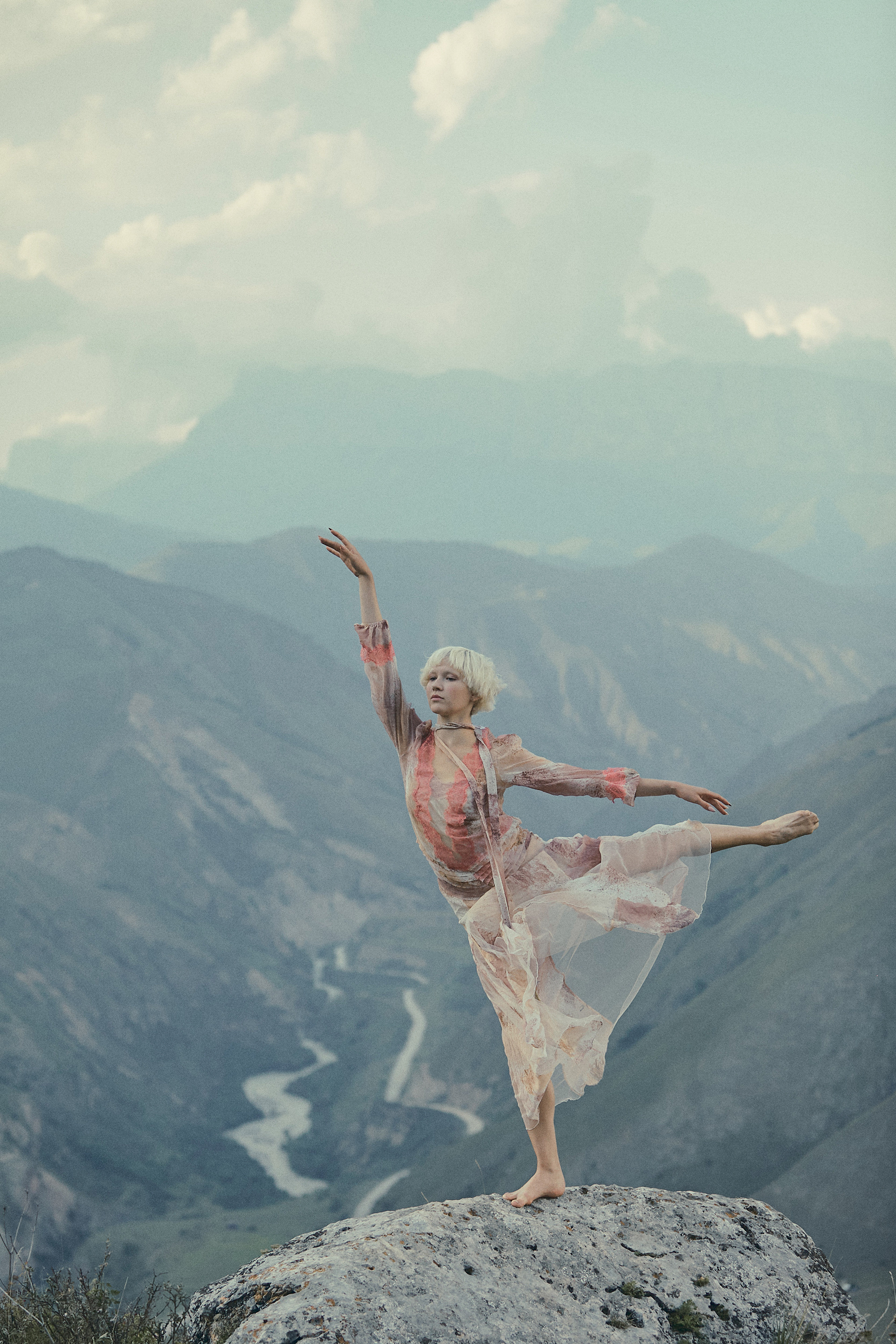 Фотосессия в платье в горах Кабардино-Балкарии. Фотограф Продюсер в горах КБР / Москва  Нальчик Горы