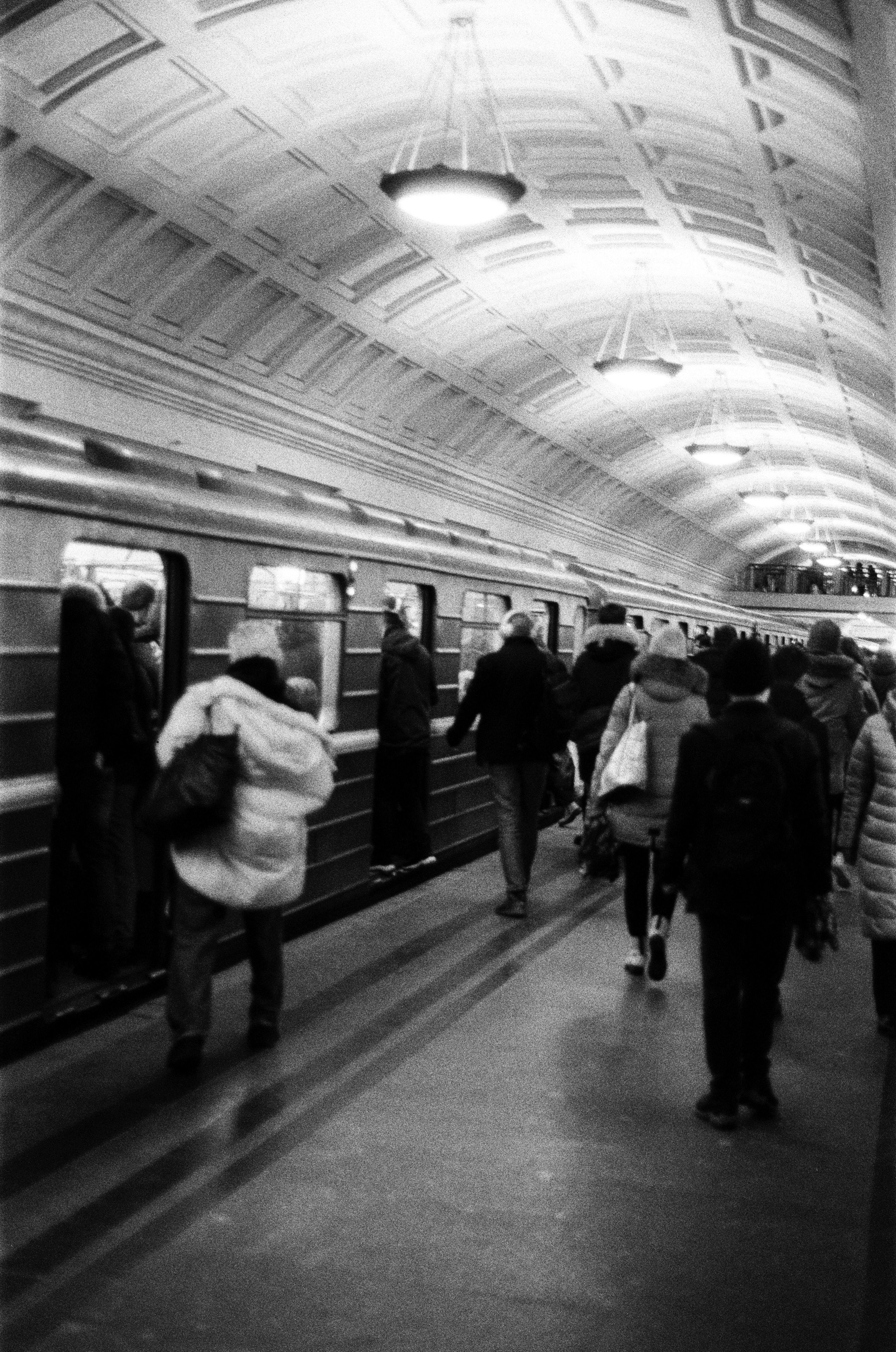 Фотосерия «Час пик»: динамика городской суеты в моменты транспортного и человеческого потока, игра света, тени и контраста в хронике городского движения. Фотограф: Ожерельев Лев