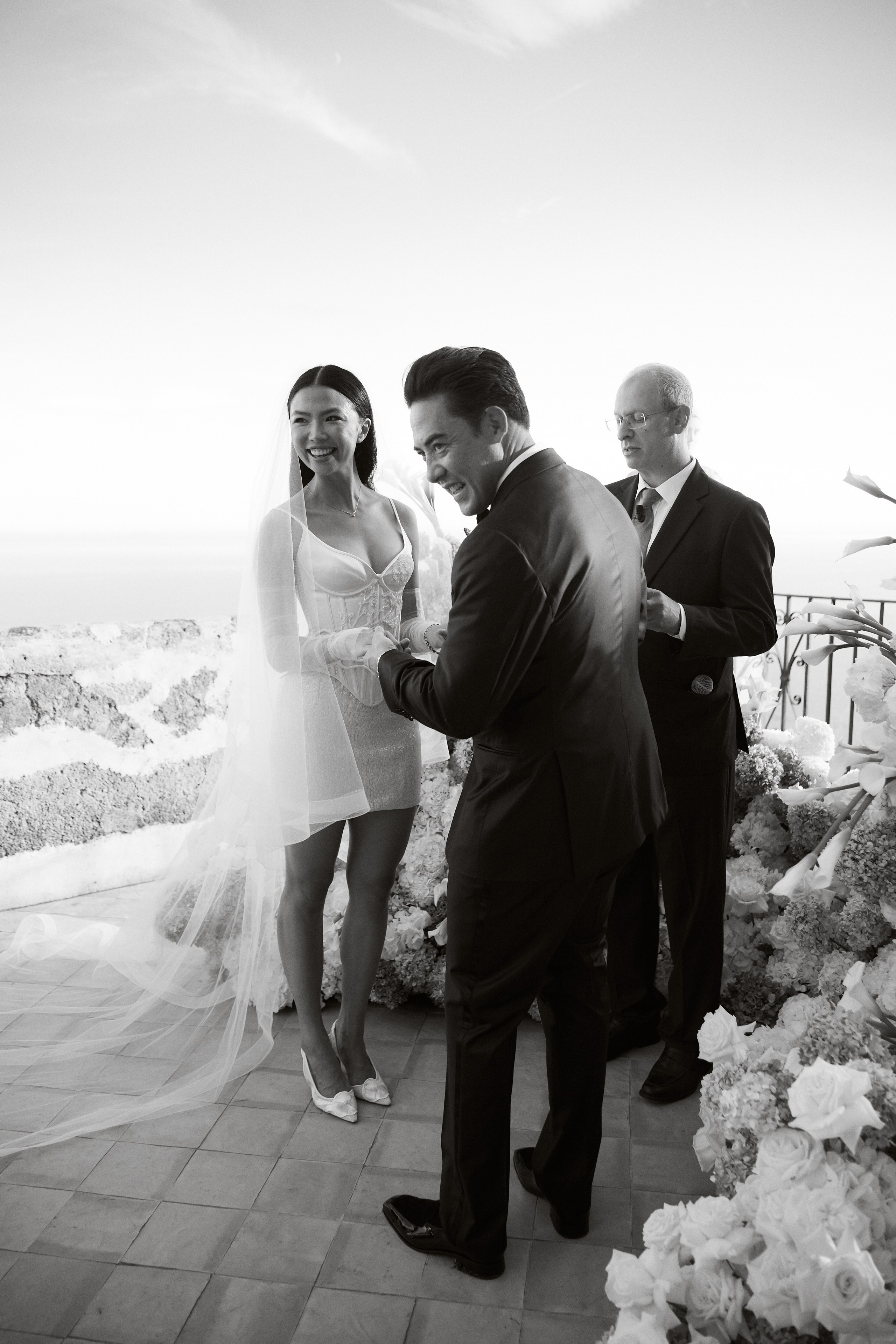 Side view of the couple during the ceremony in black and white