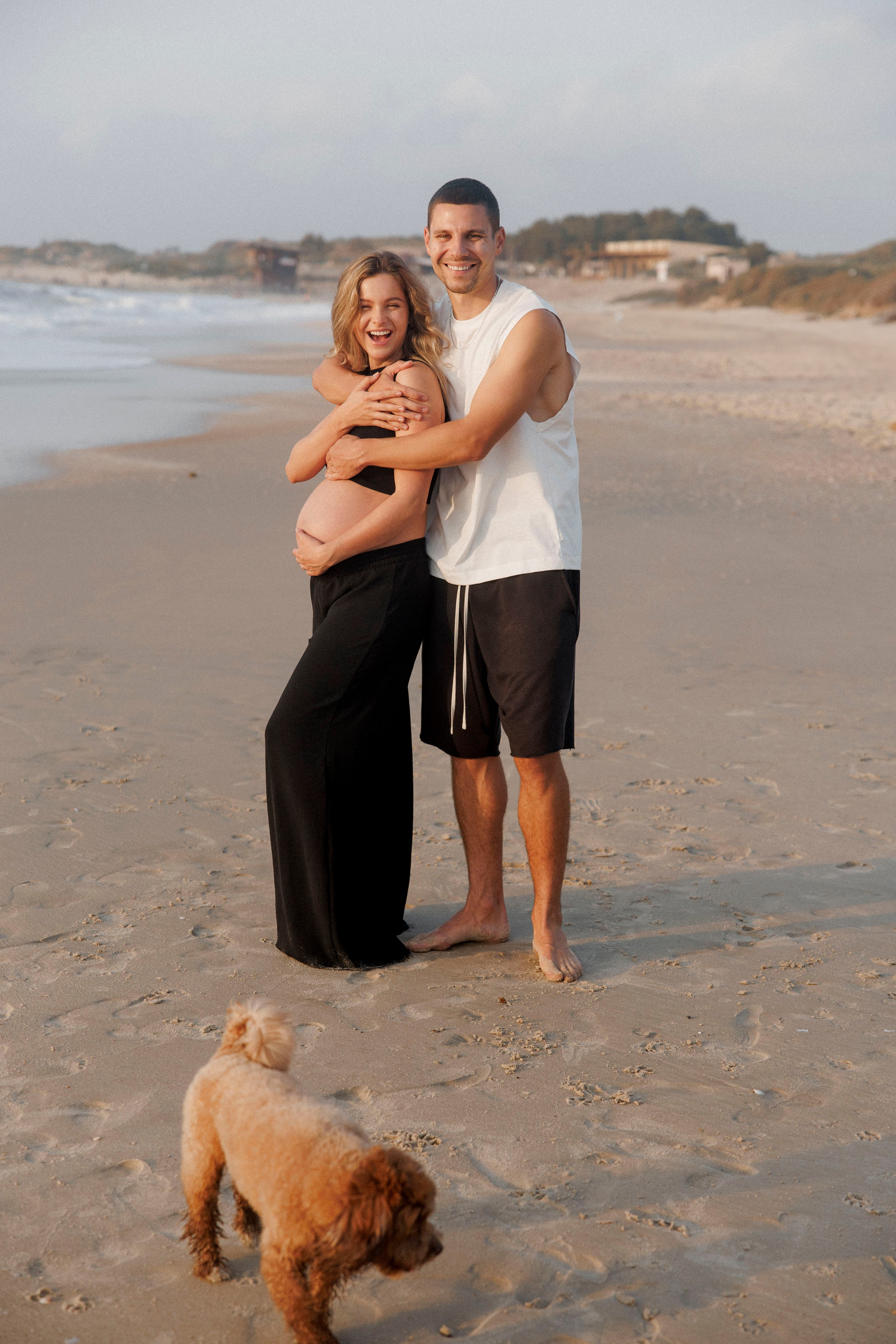 Pregnancy photoshoot near the sea (cloudy weather). Главная
