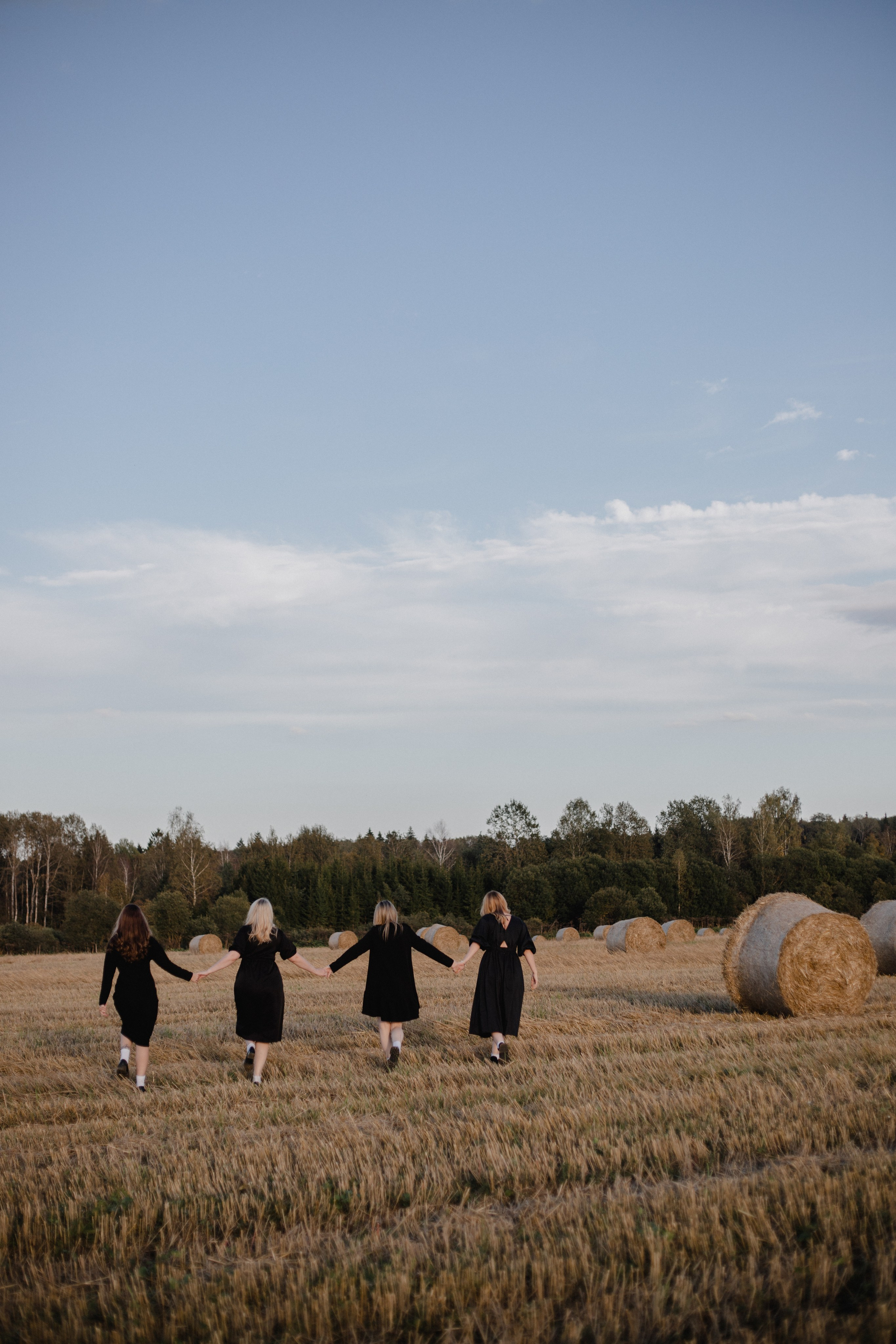 Однажды сестры в поле :)