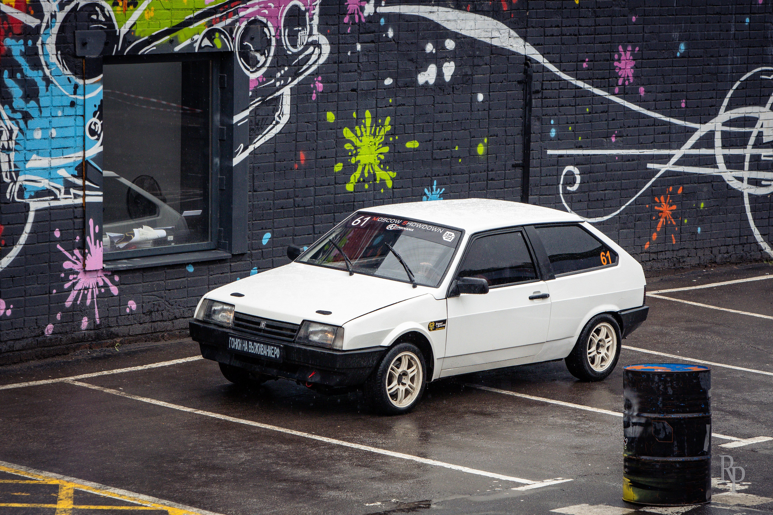 SHOWDOWN. Rusty Photographer