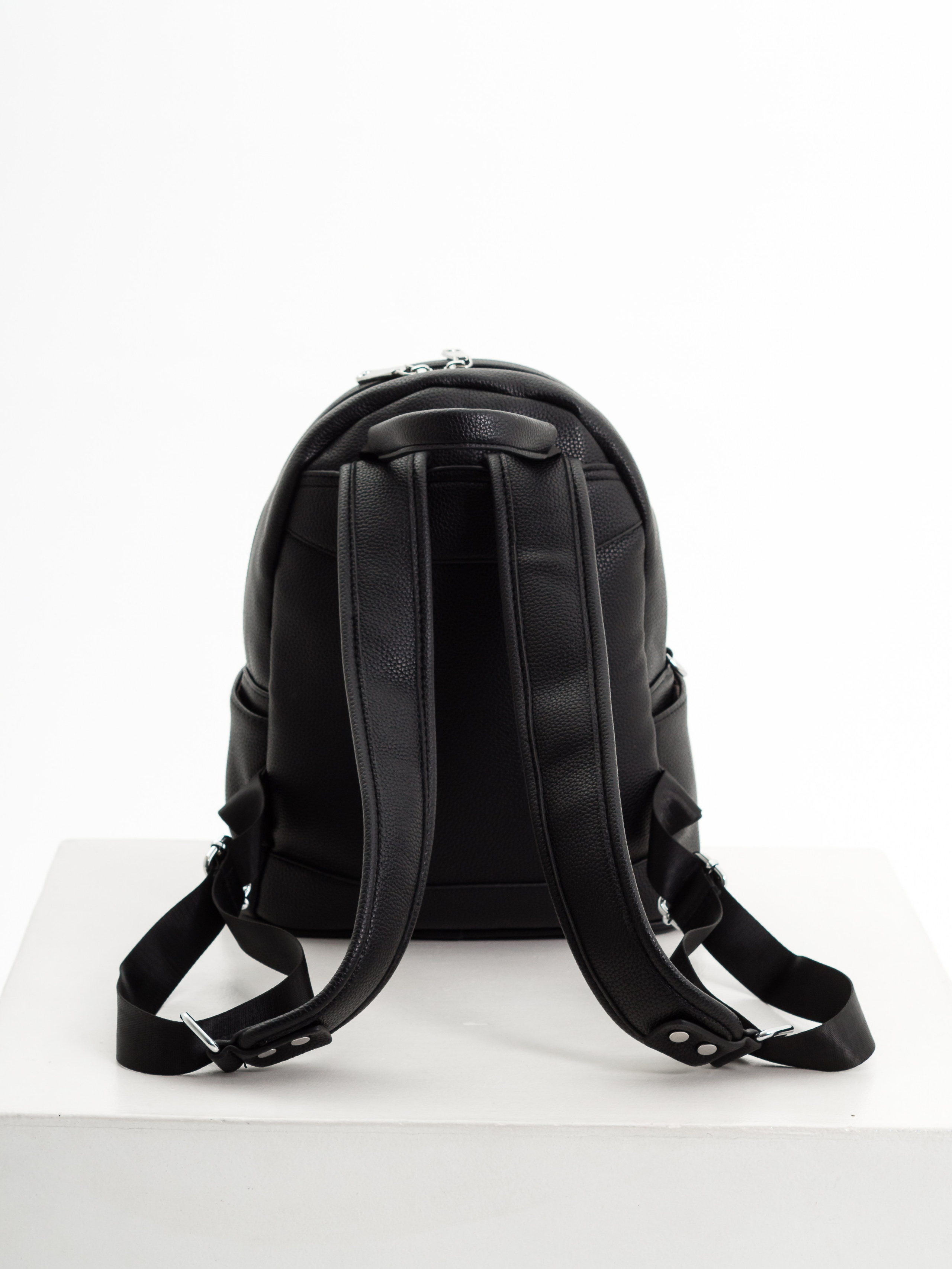 Съемка женского рюкзака для маркетплейсов озон и валберис. Фотограф Оксана Токарева Ижевск