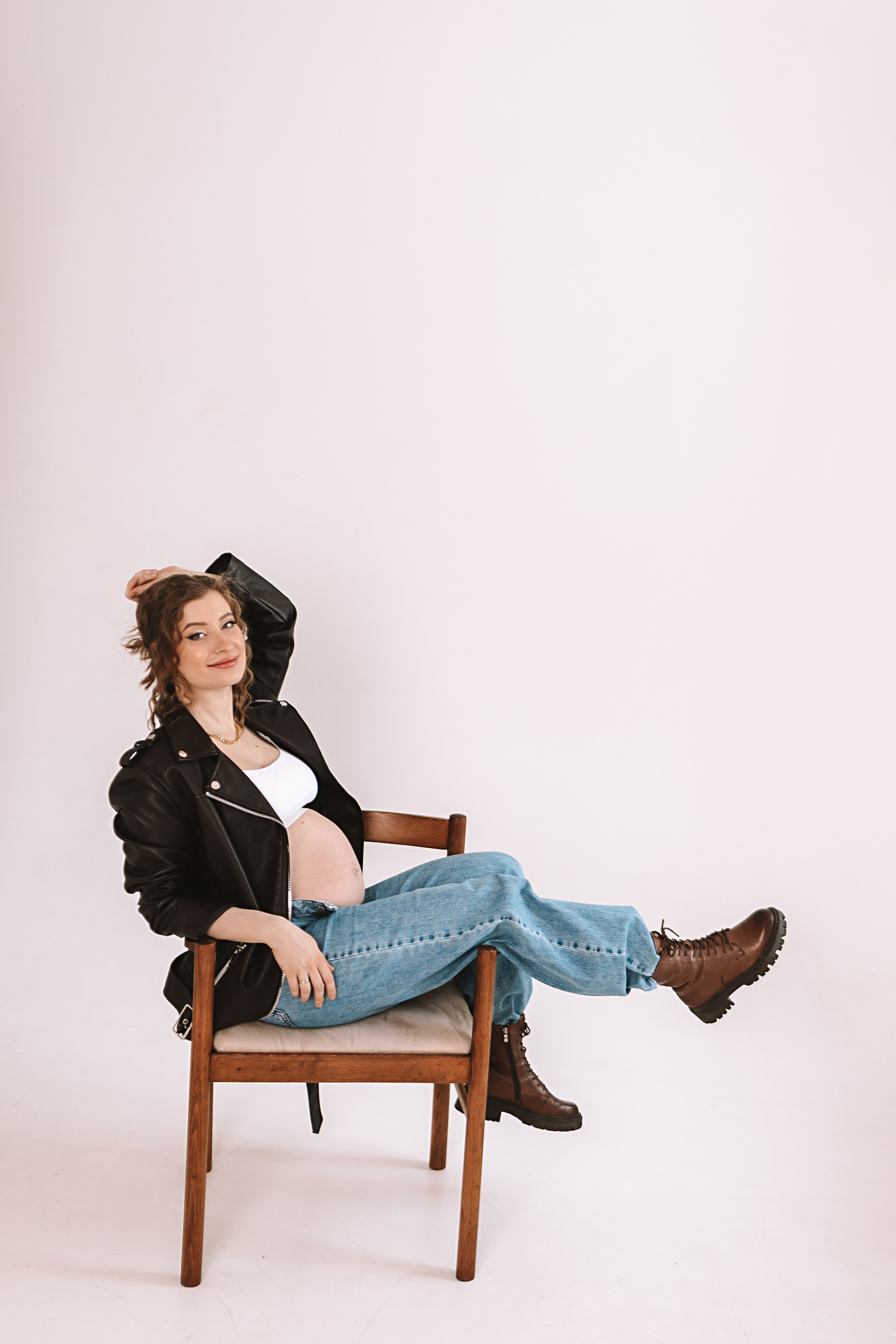 Беременность (фататум, циклорама и зал). Семейный фотограф Тюмень, фотограф на роды Салмина Мария