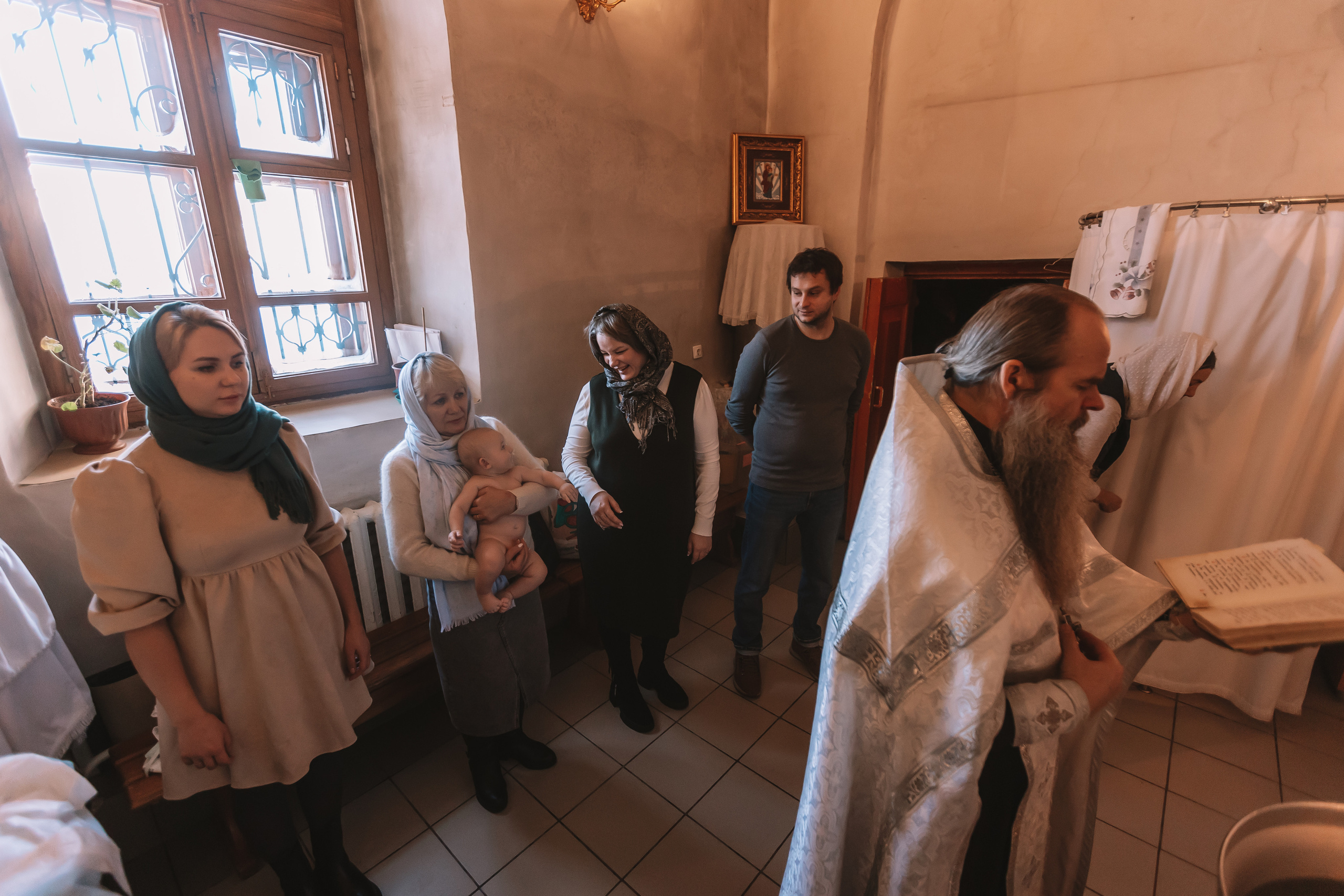 Крещение семакова. Семейный фотограф Тюмень, фотограф на роды Салмина Мария