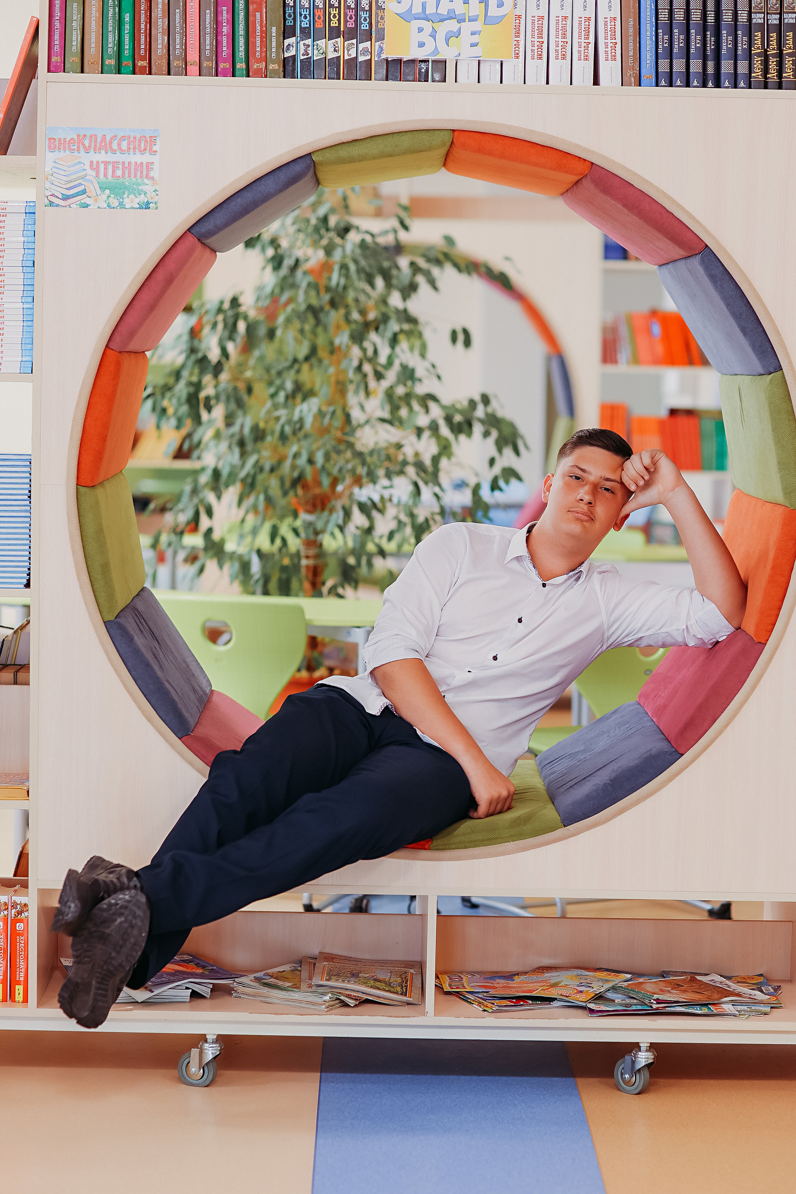 8 класс в библиотеке. Семейный фотограф Тюмень, фотограф на роды Салмина Мария