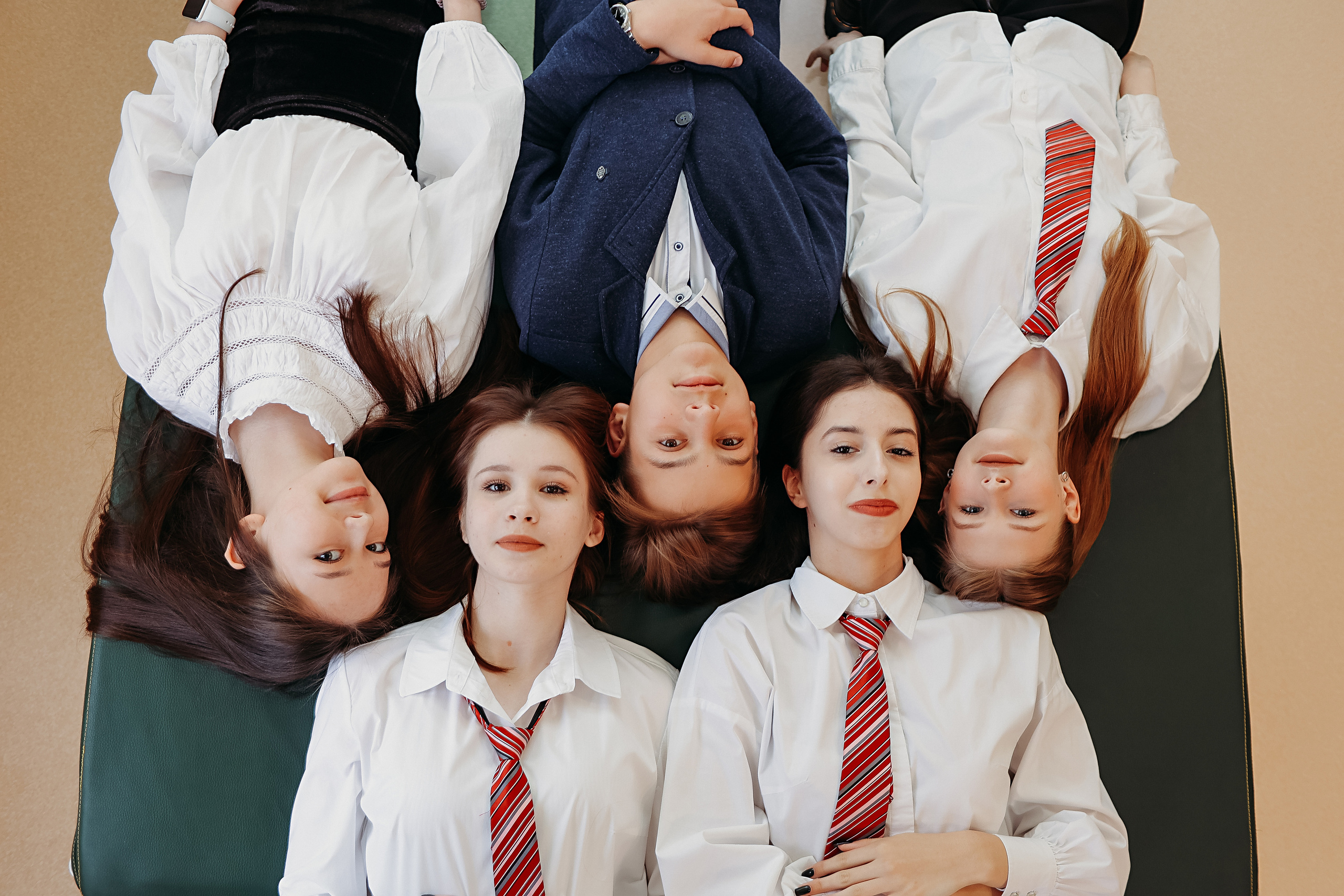 8 класс в библиотеке. Семейный фотограф Тюмень, фотограф на роды Салмина Мария