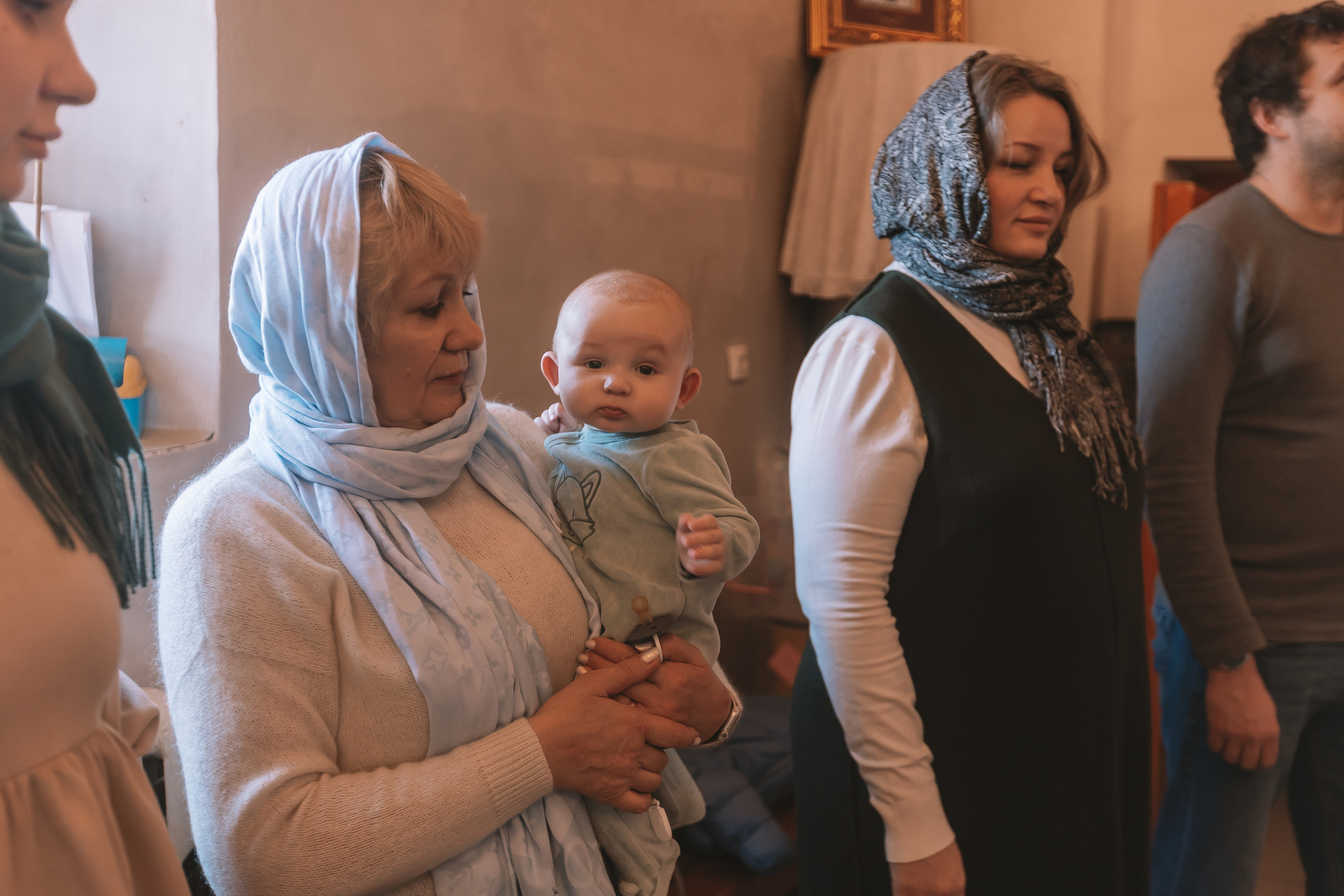 Крещение семакова. Семейный фотограф Тюмень, фотограф на роды Салмина Мария