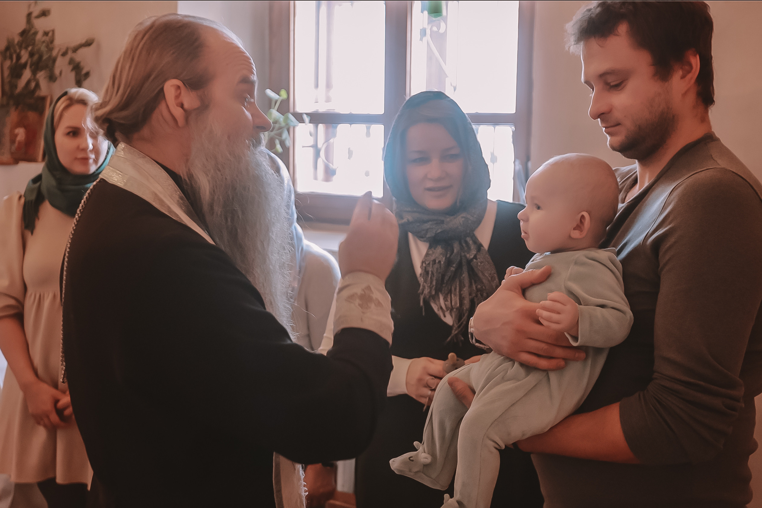 Крещение семакова. Семейный фотограф Тюмень, фотограф на роды Салмина Мария