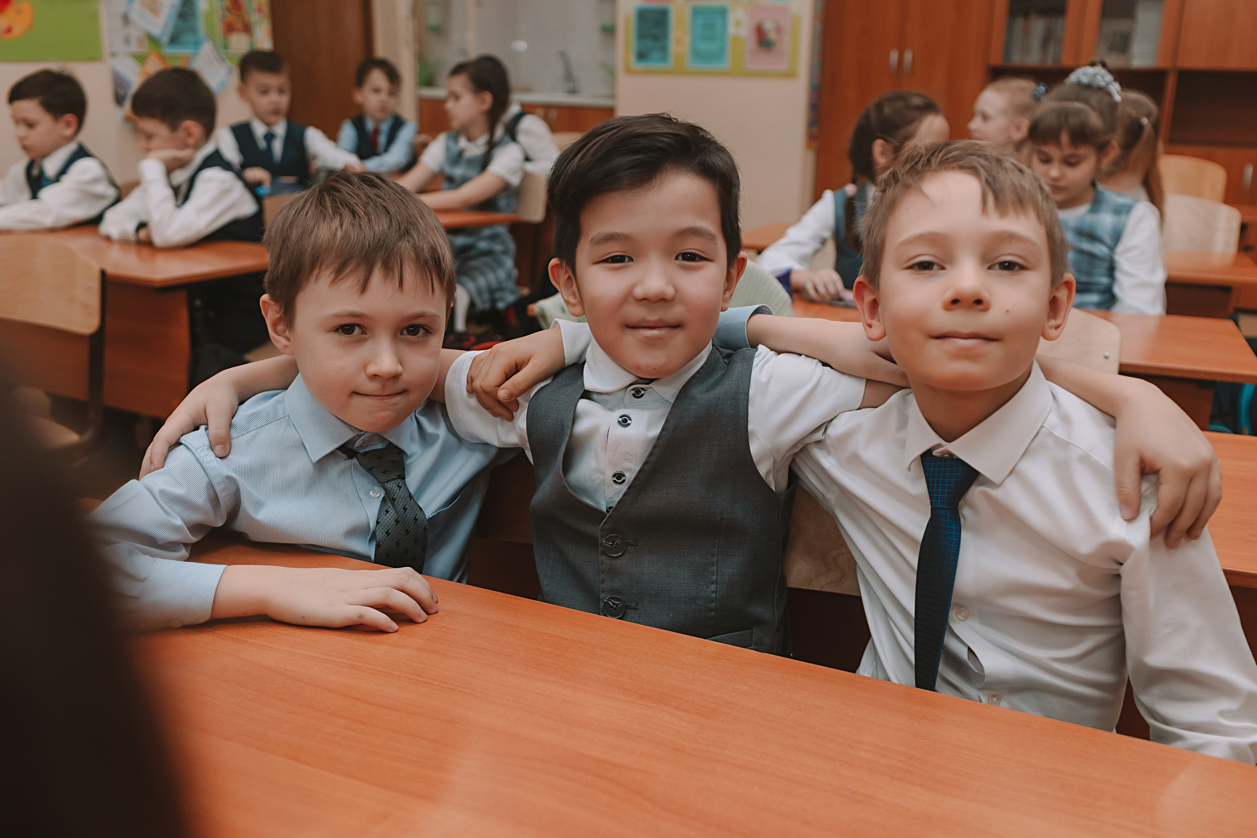 2 класс в школе. Семейный фотограф Тюмень, фотограф на роды Салмина Мария